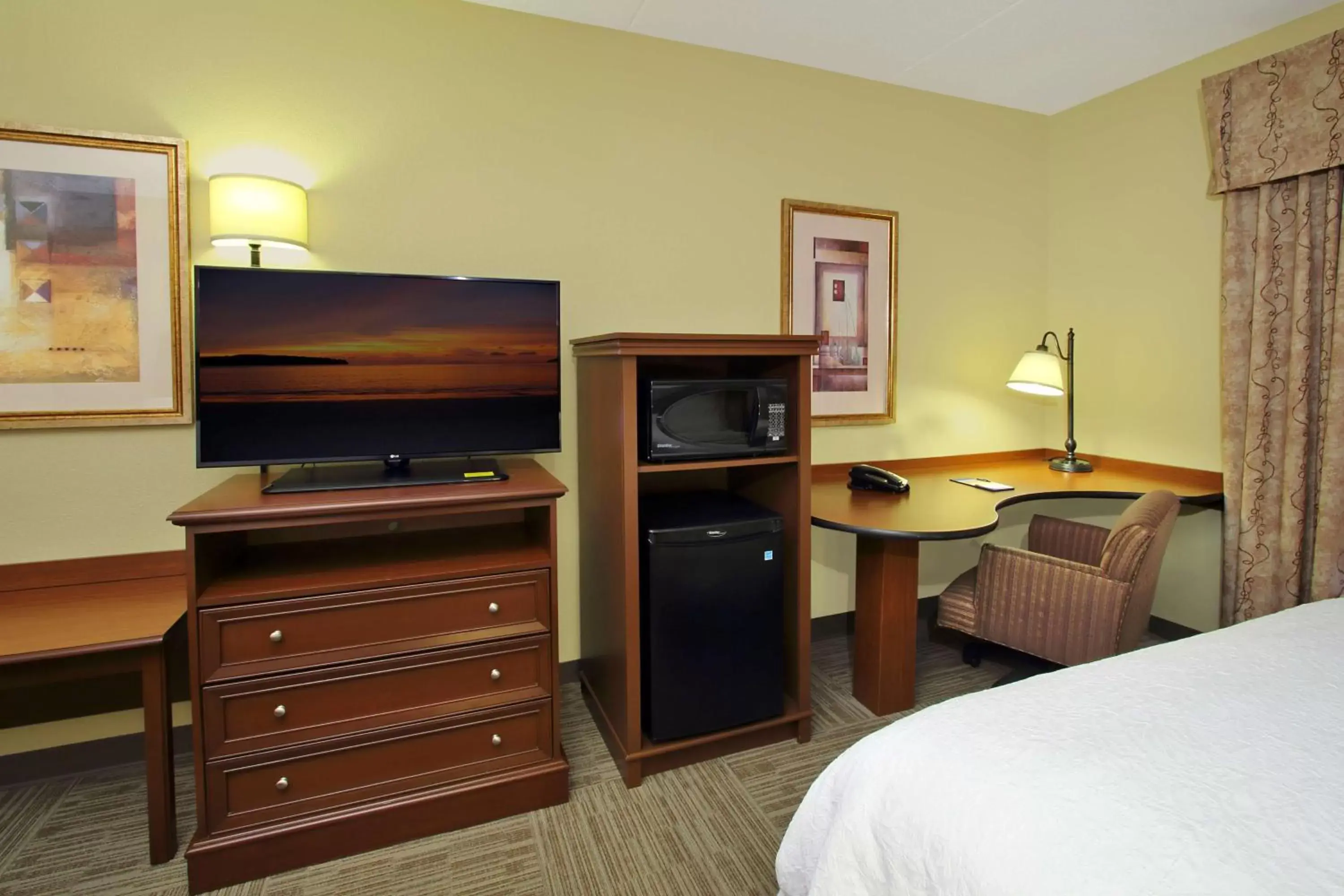 Bedroom, TV/Entertainment Center in Hampton Inn & Suites Madisonville