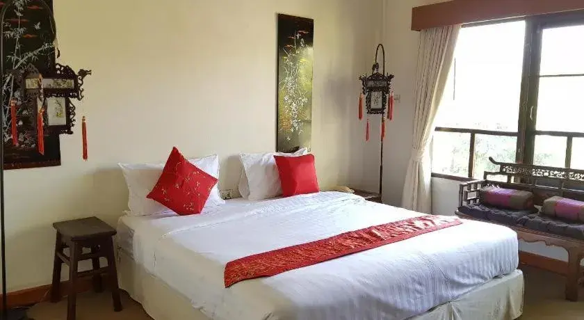 Photo of the whole room, Bed in Karinthip Village