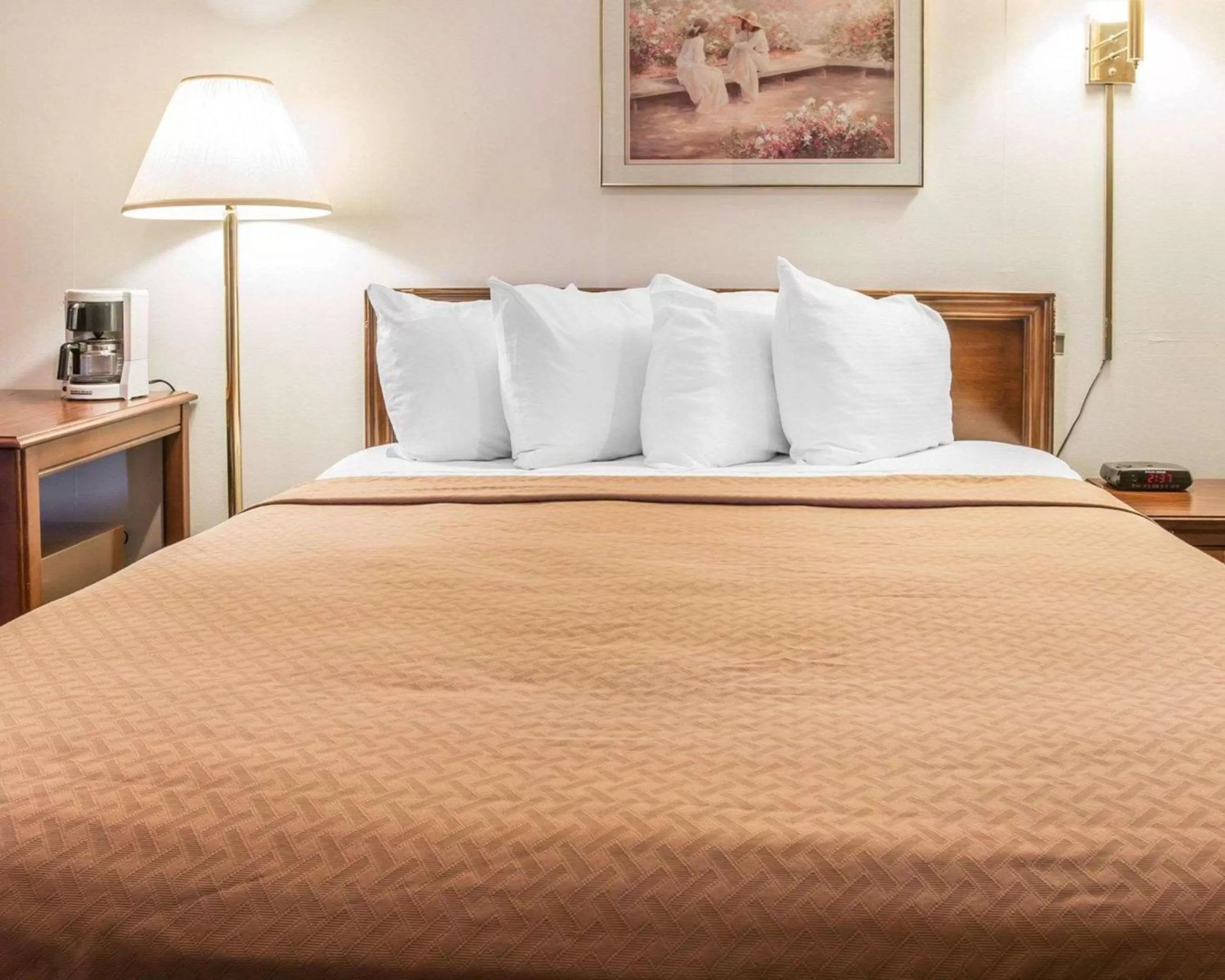 Photo of the whole room, Bed in Quality Inn & Suites Mackinaw City Beachfront