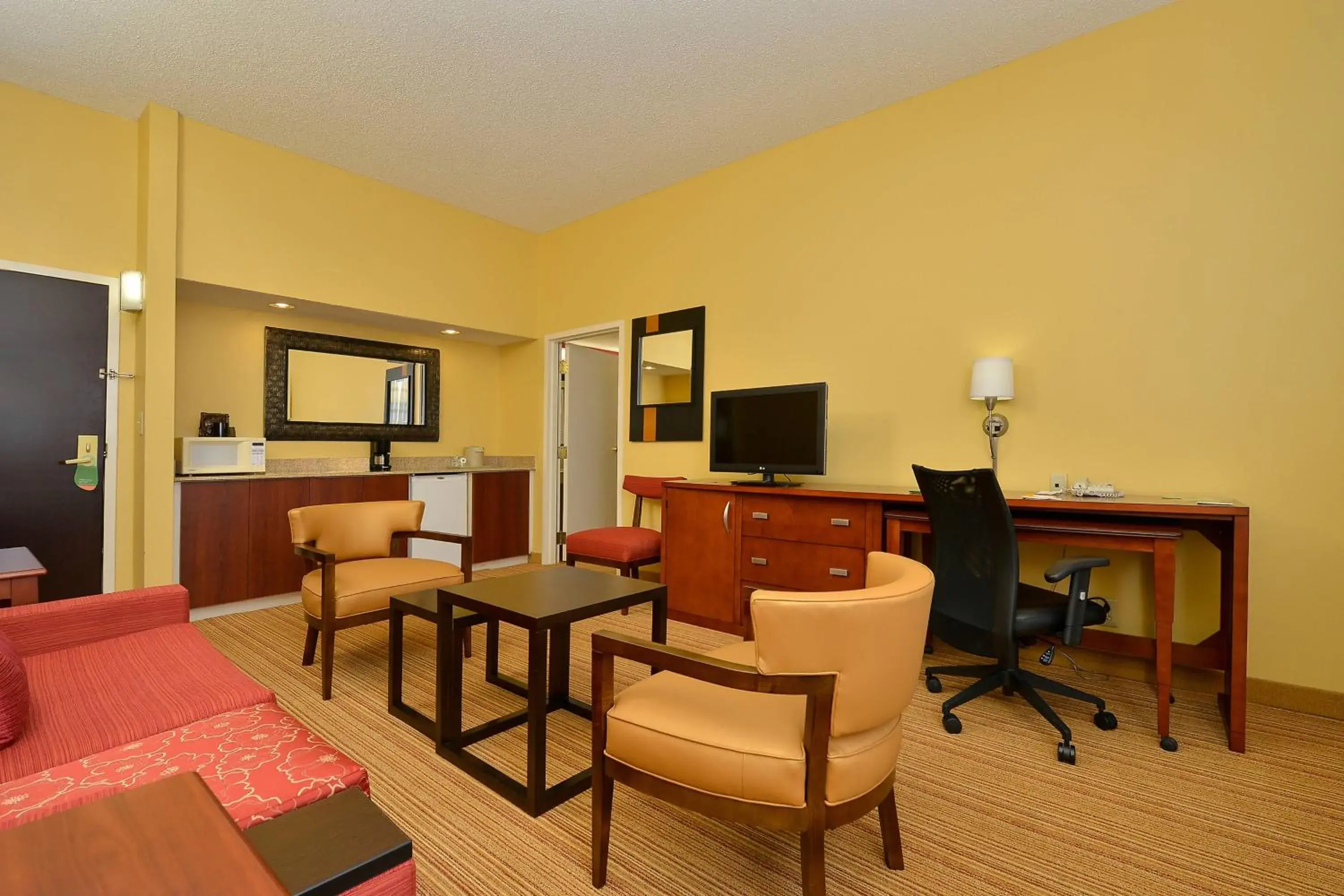 Living room, Seating Area in Courtyard by Marriott Bentonville