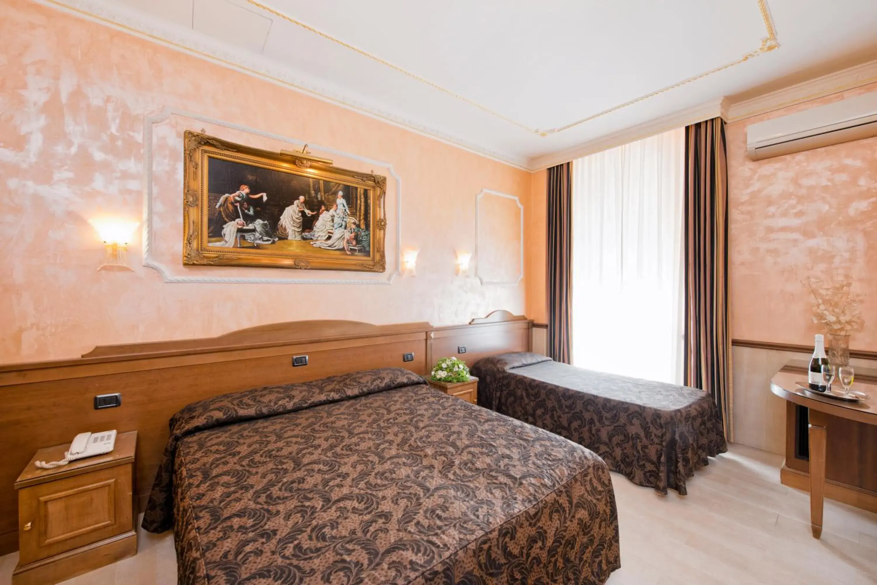Photo of the whole room, Bed in Hotel Marco Polo Rome