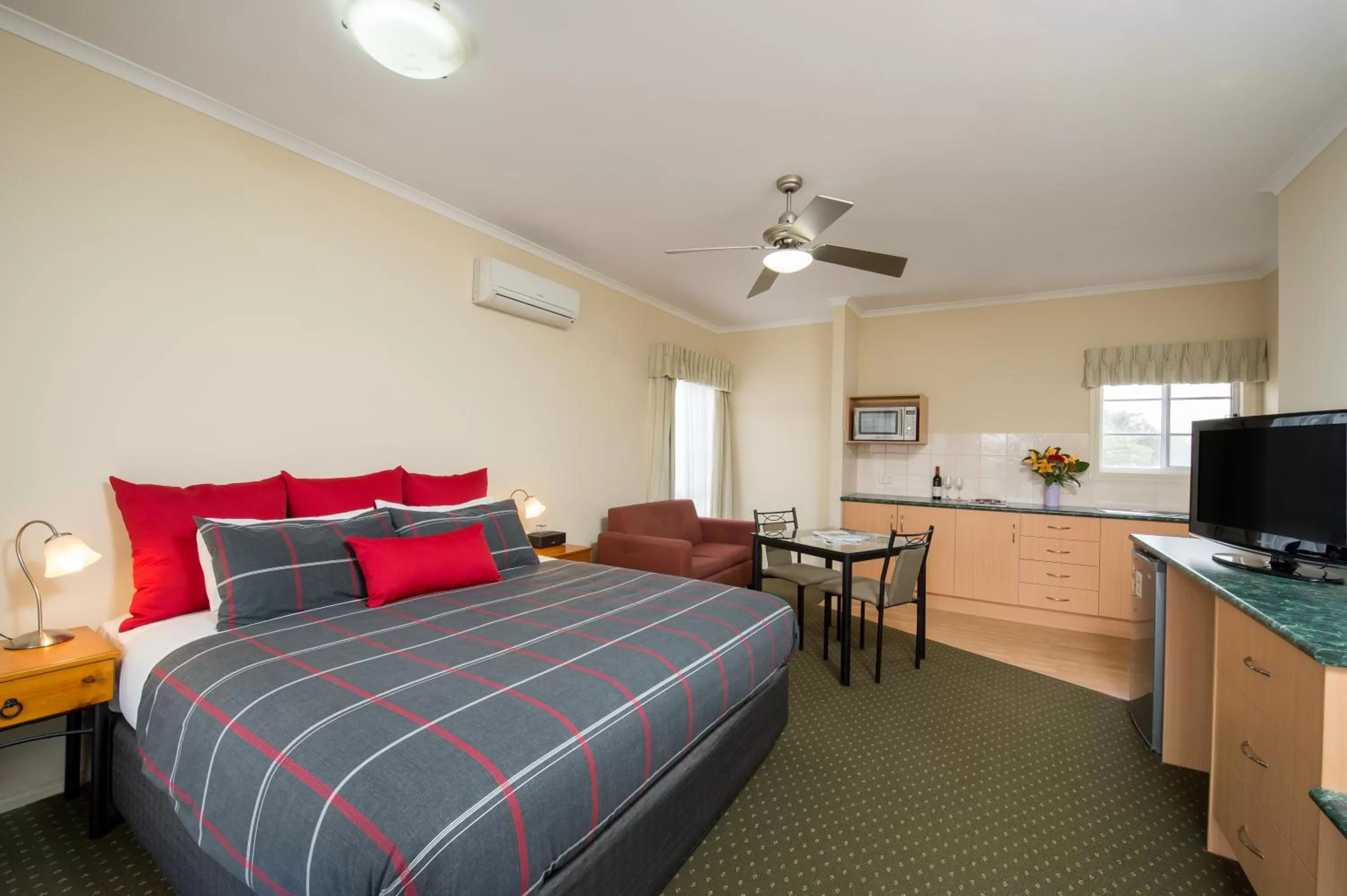 Kitchenette Spa Room in John Pirie Motor Inn