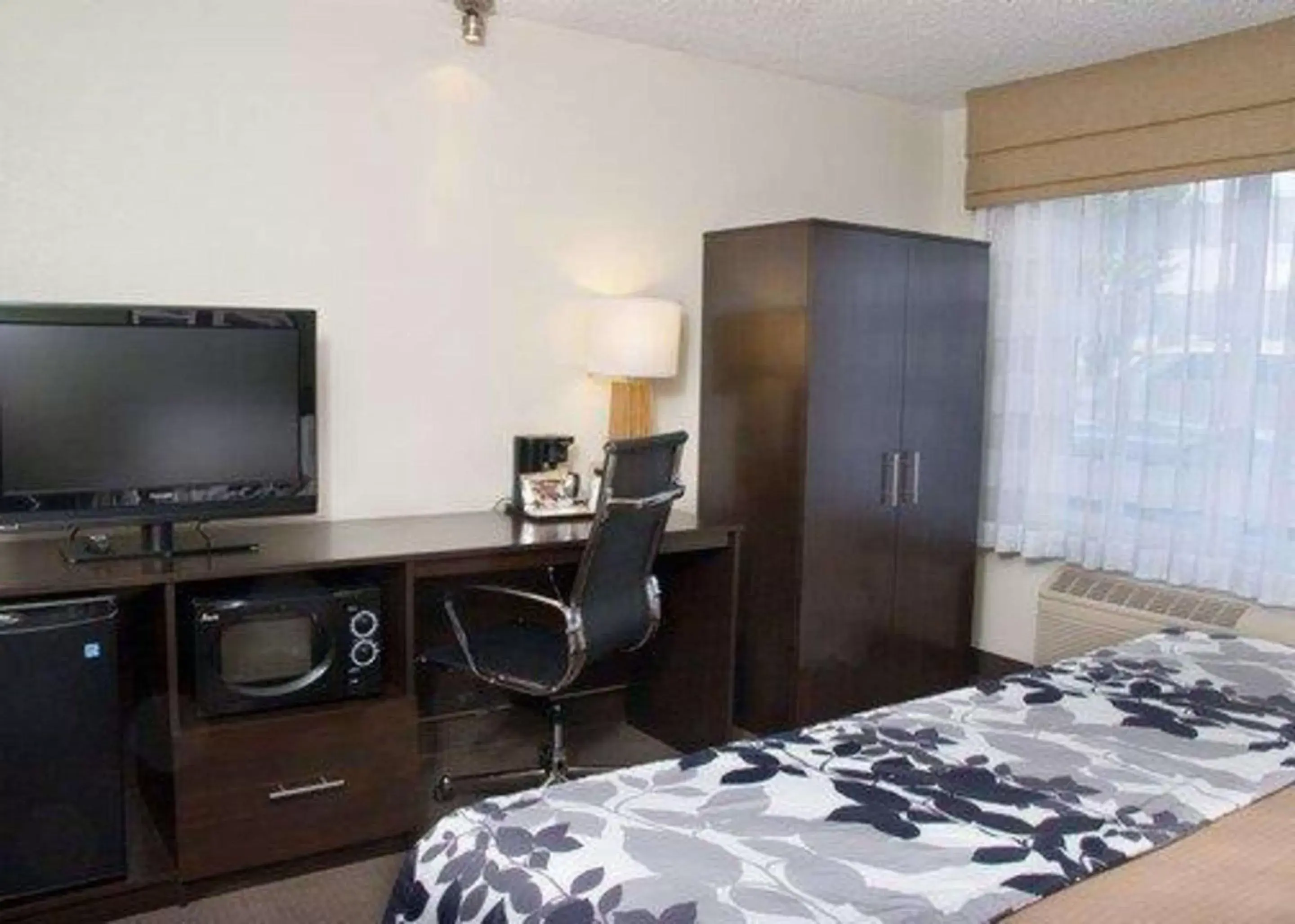 Photo of the whole room, TV/Entertainment Center in Sleep Inn Pasco Tri -Cities