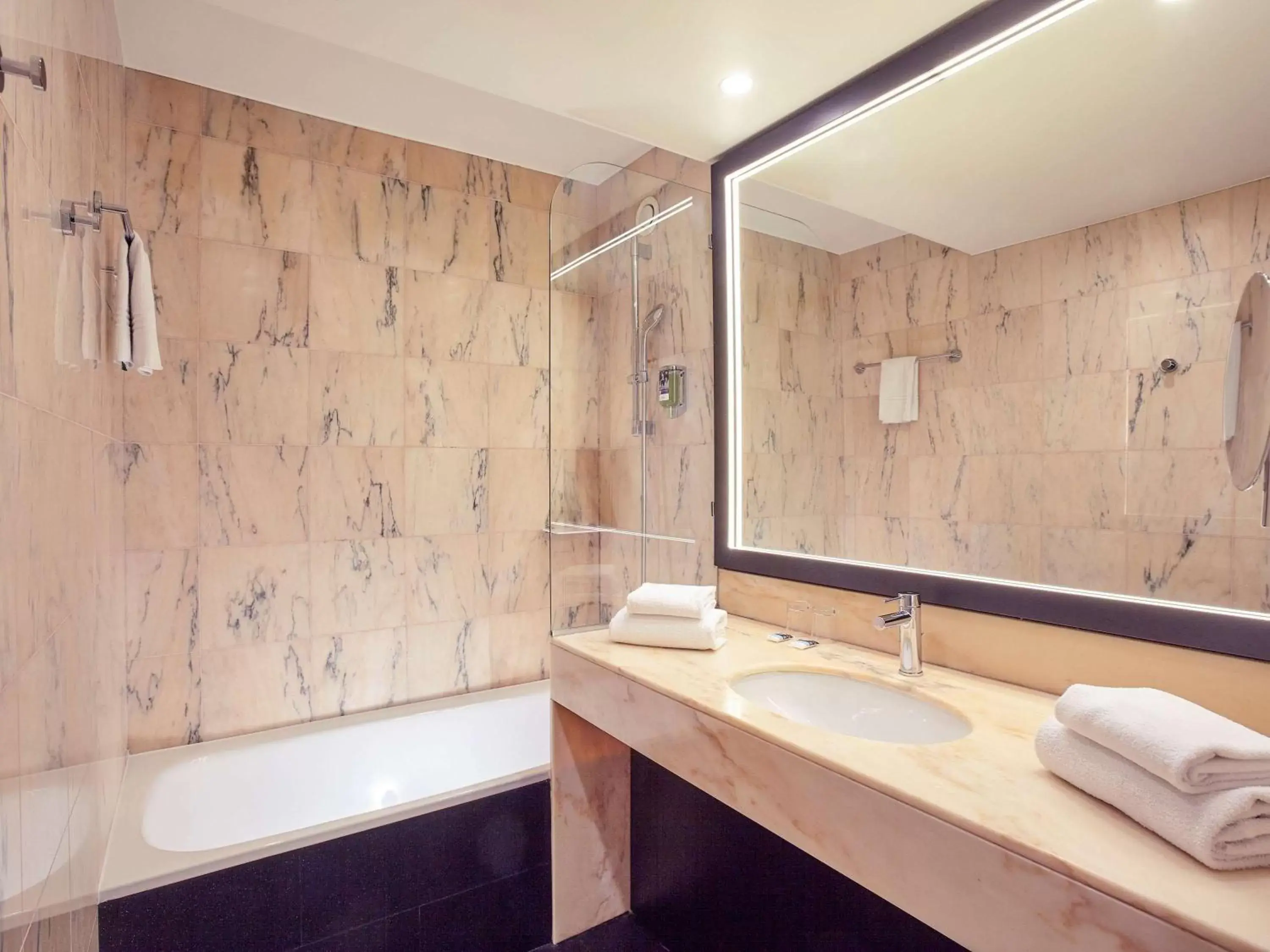 Photo of the whole room, Bathroom in Mercure Paris Saint-Ouen