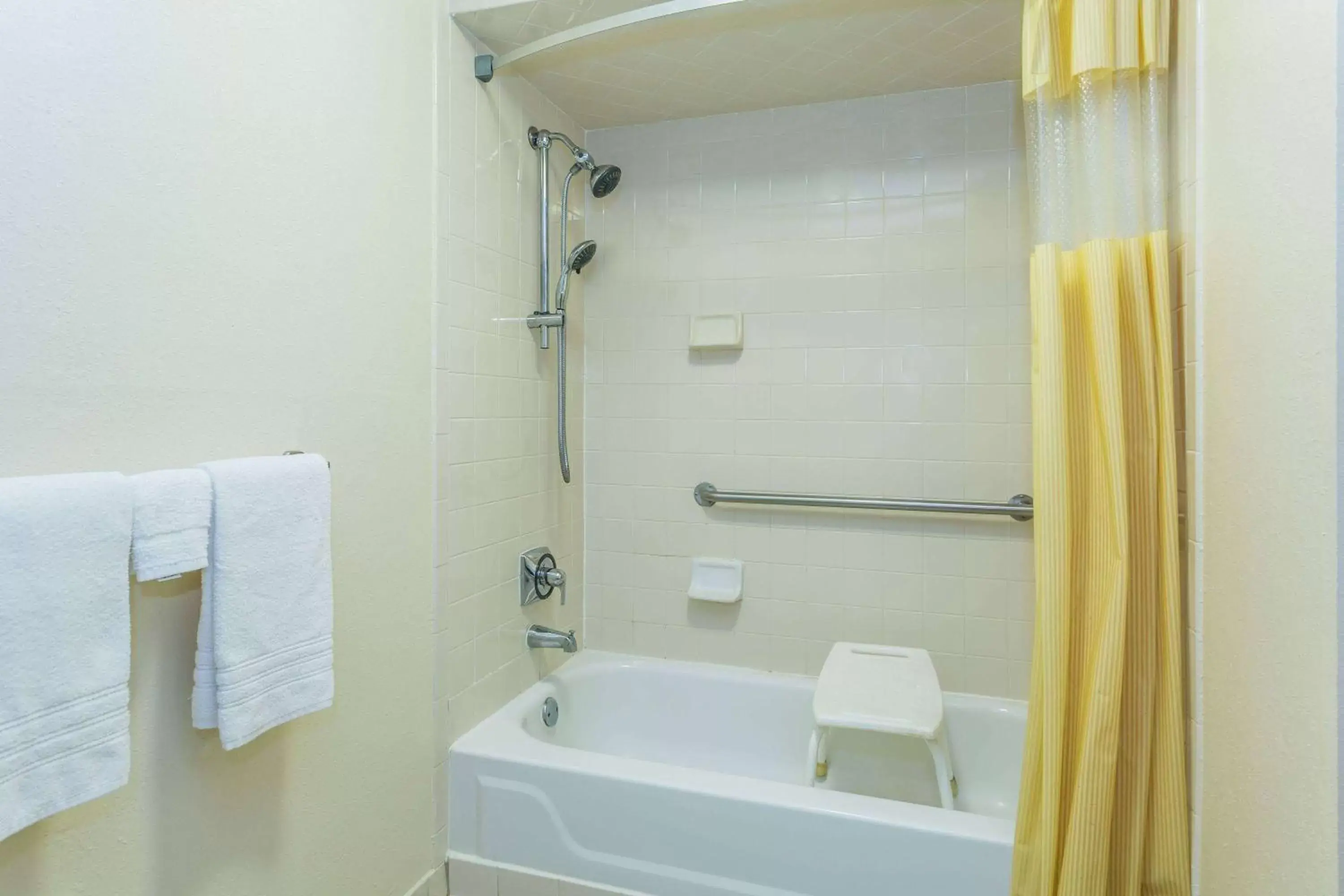 Photo of the whole room, Bathroom in Days Inn by Wyndham Lake Park/Valdosta