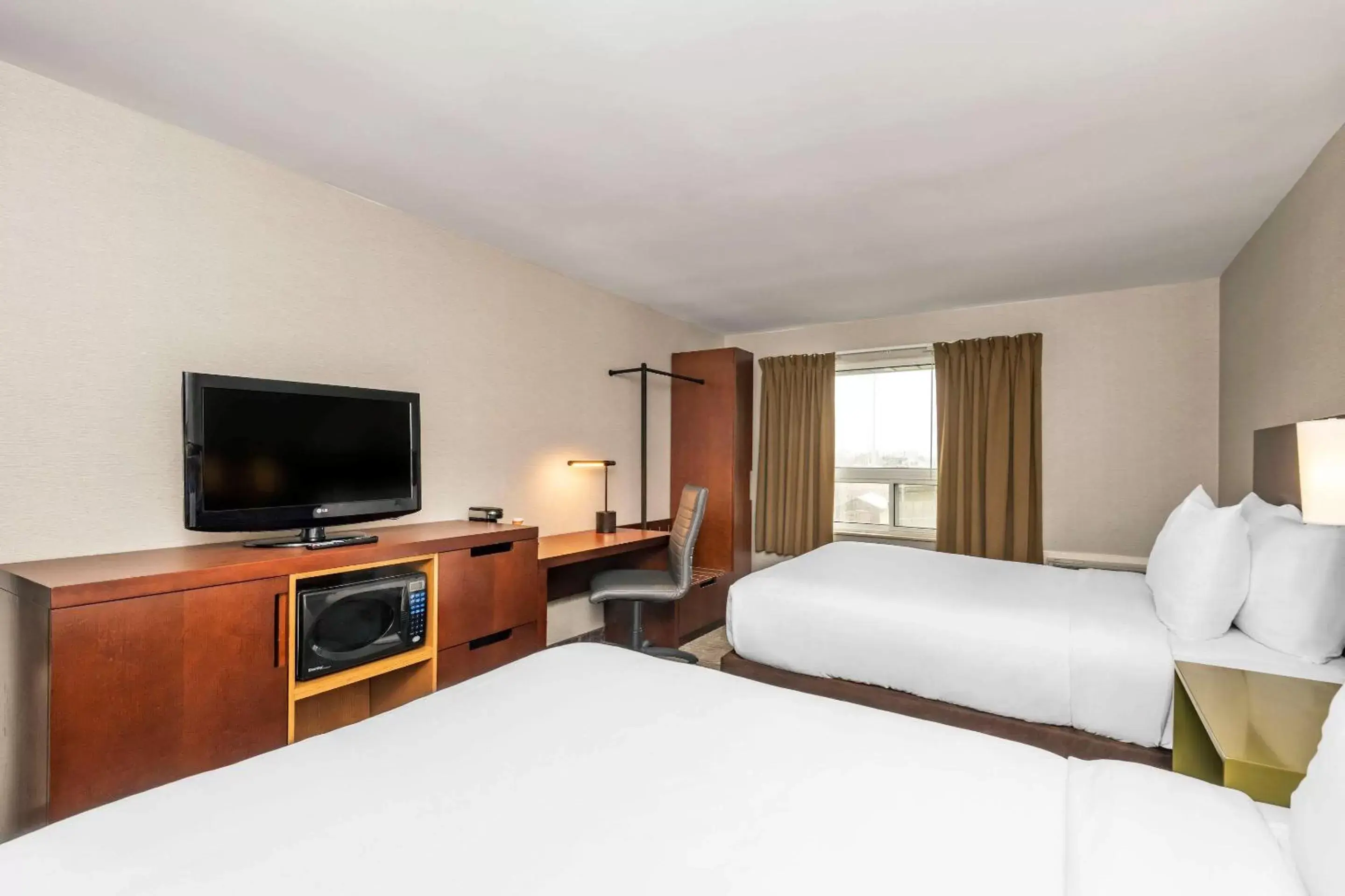 Bedroom, TV/Entertainment Center in Comfort Inn Ottawa East