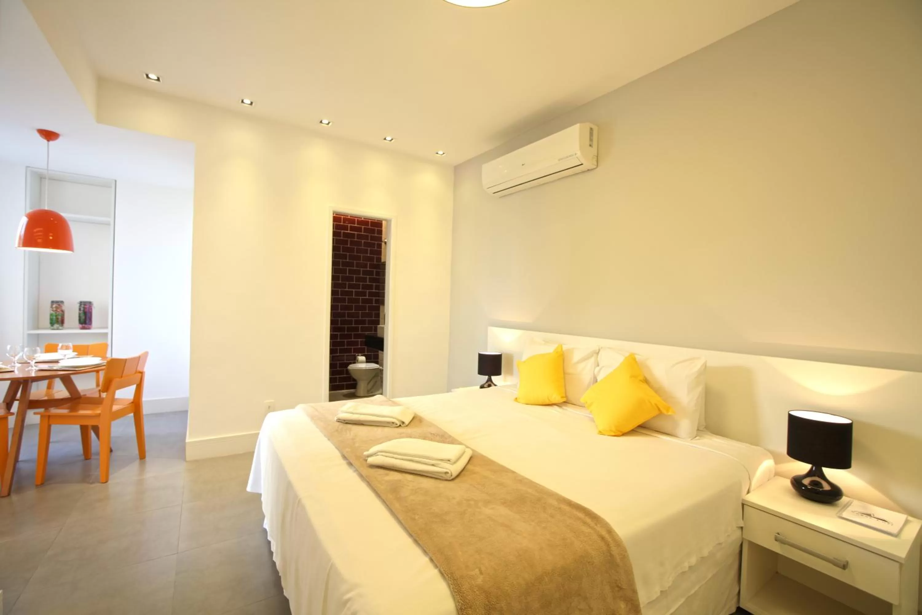 Bathroom, Bed in Sugar Loft Apartments