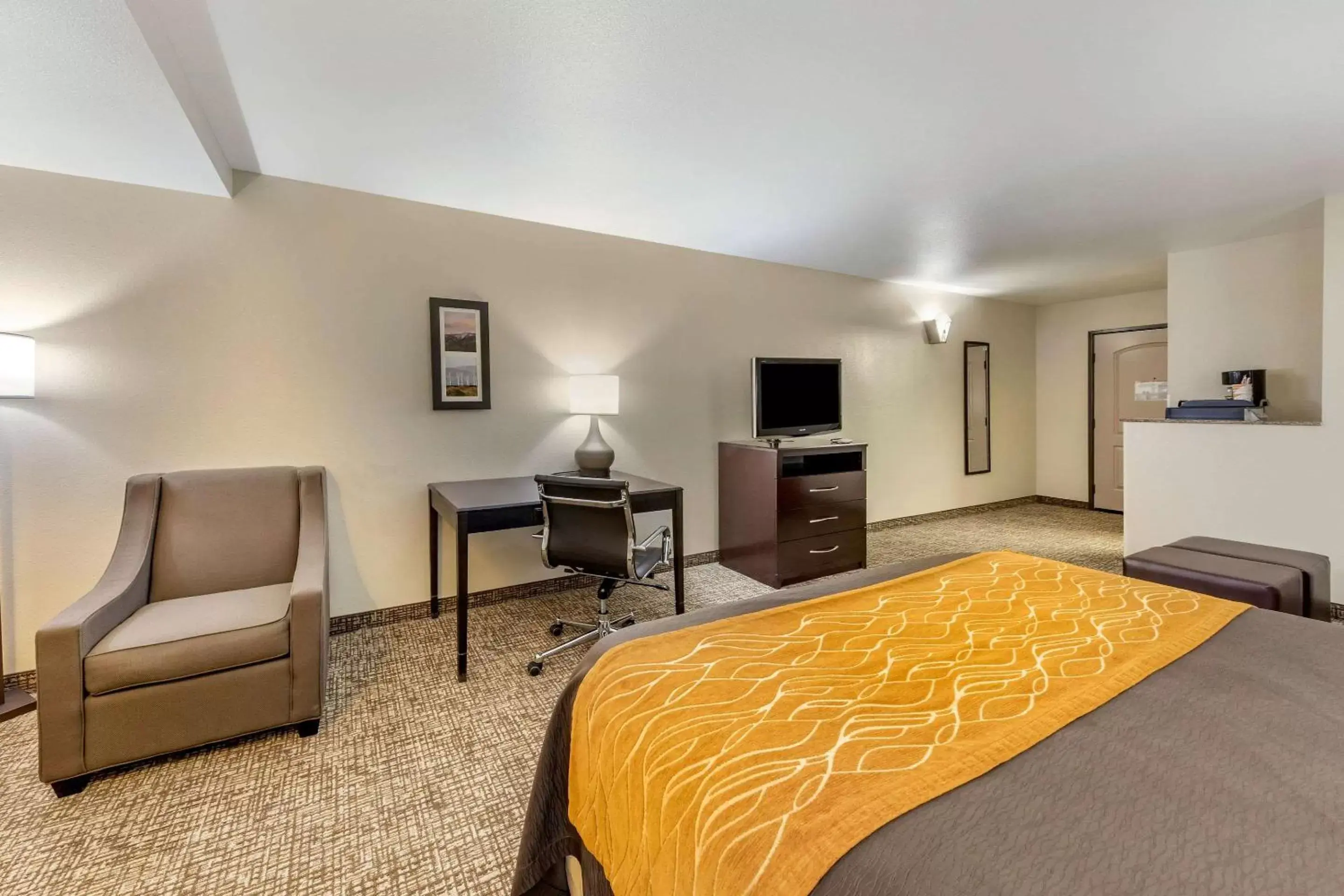 TV and multimedia, TV/Entertainment Center in Comfort Inn and Suites Colton/San Bernardino