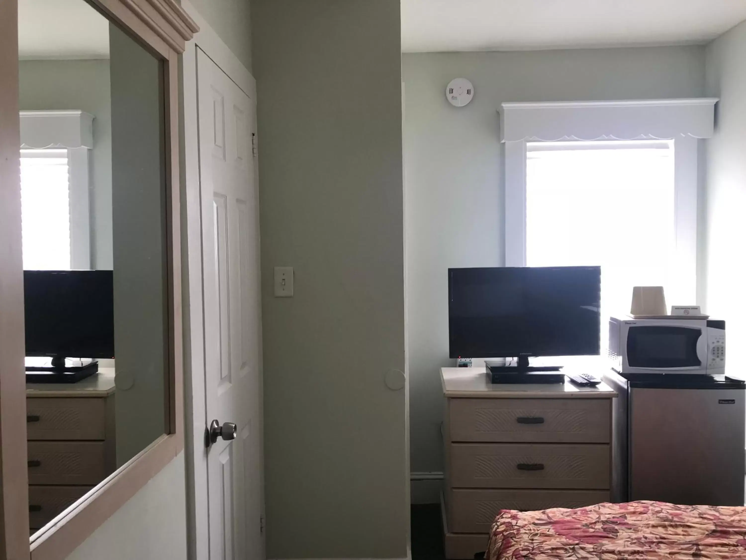 Bedroom, TV/Entertainment Center in Ocean Lodge Hotel & Apartments