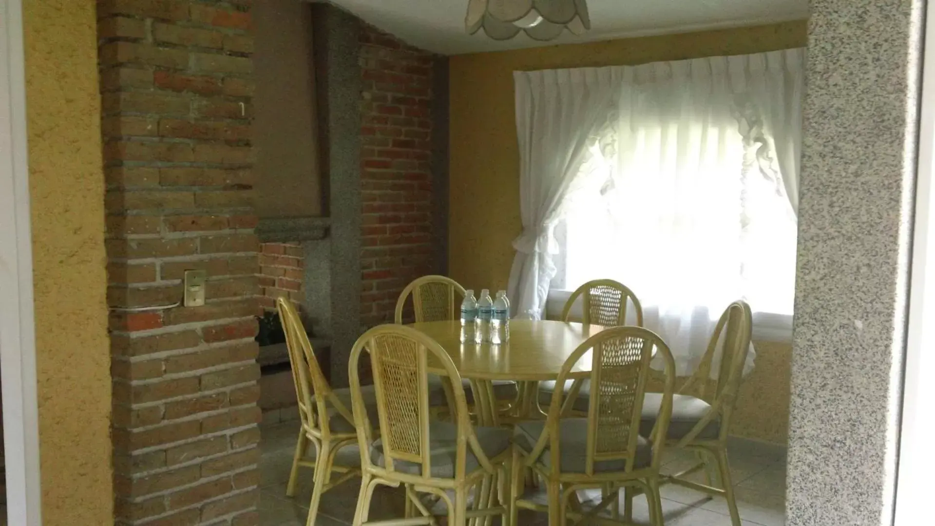 Dining Area in Hotel Villa Monarca Inn