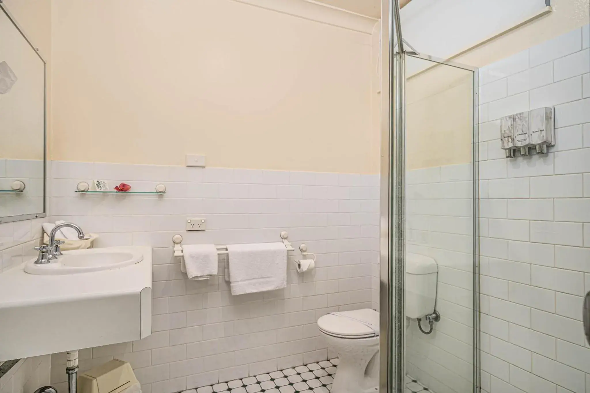 Bathroom in Cotswold Gardens