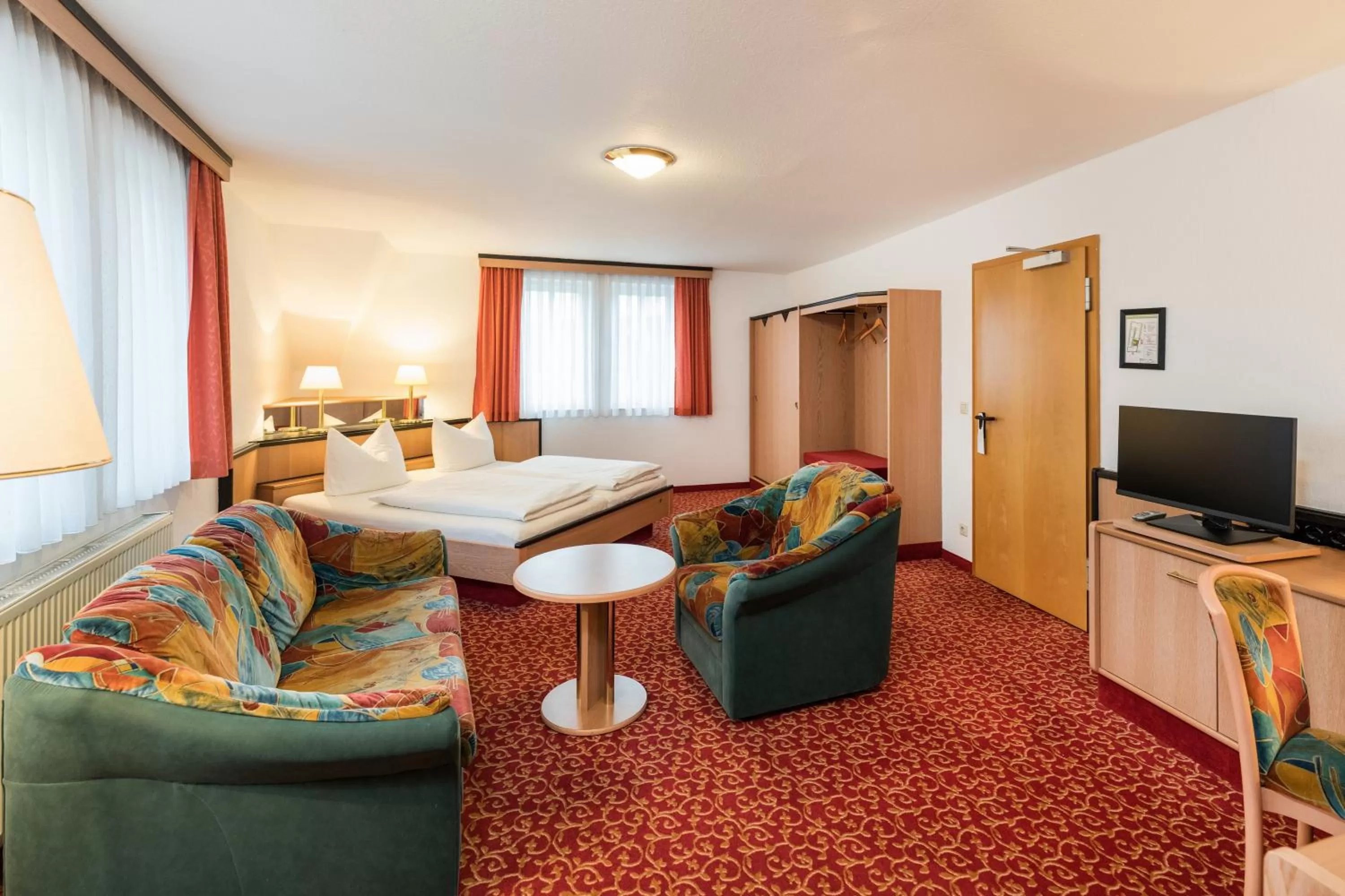 Photo of the whole room, TV/Entertainment Center in Hotel am Markt