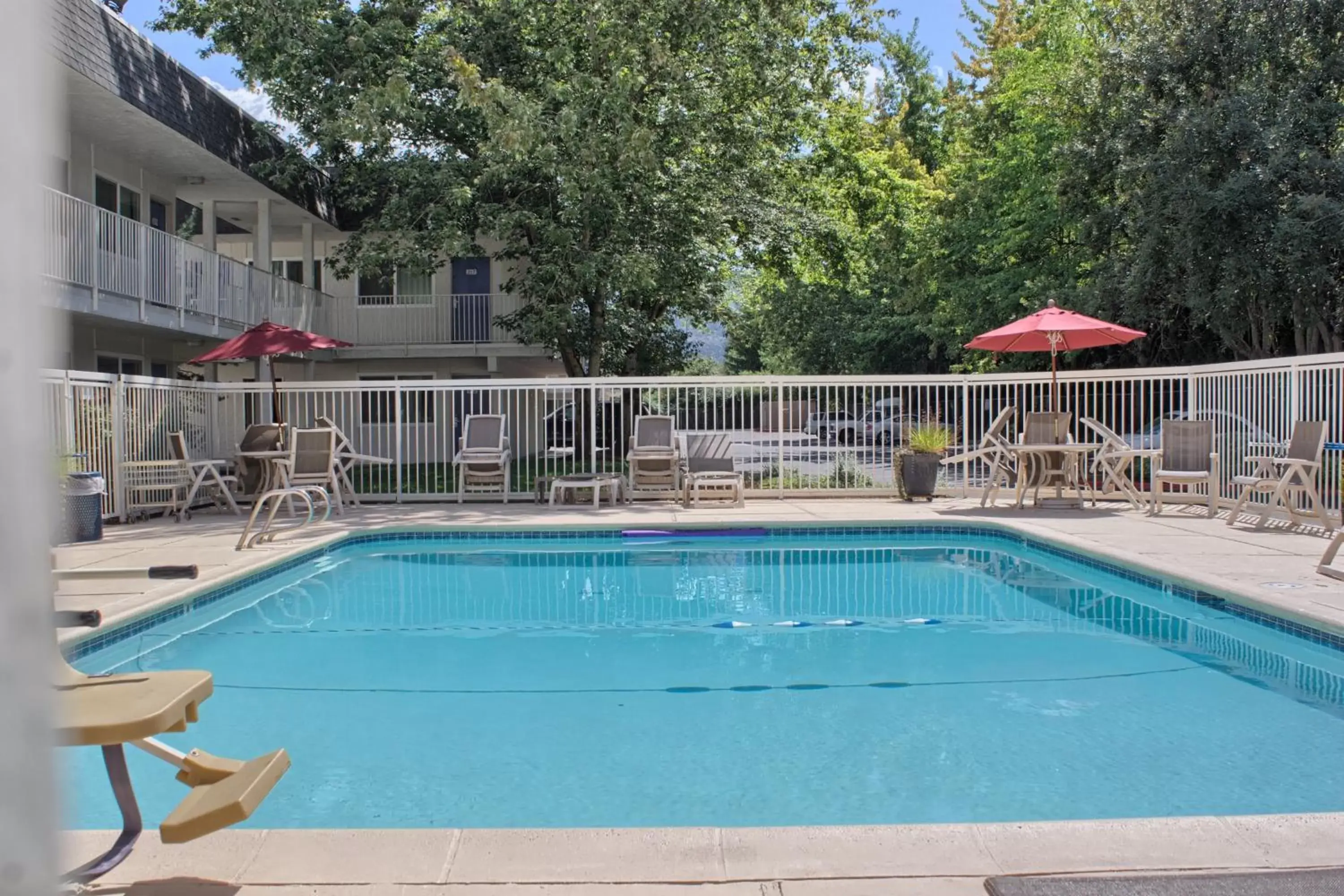 Property building, Swimming Pool in Motel 6-Issaquah, WA - Seattle - East