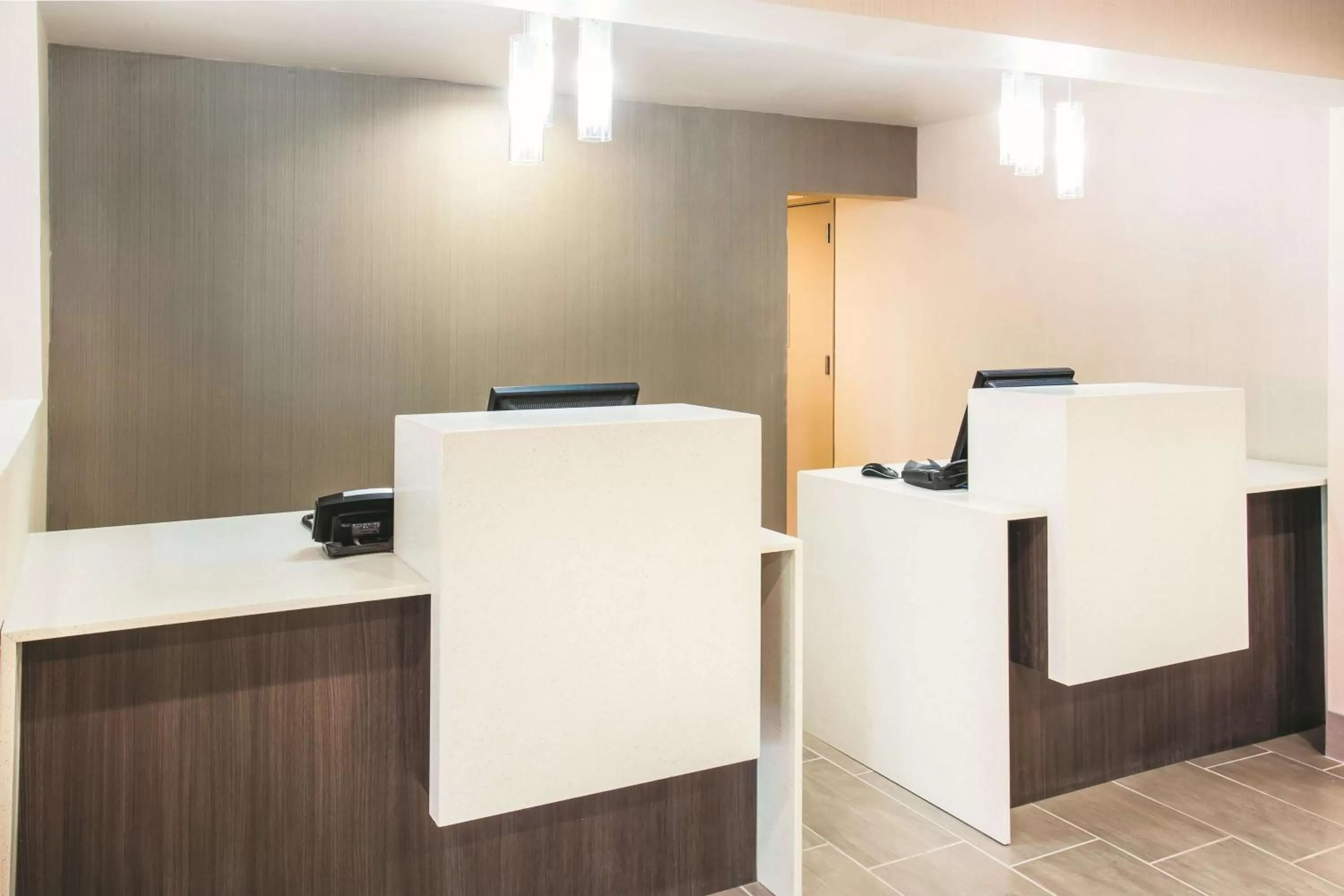 Lobby or reception in La Quinta by Wyndham Cincinnati NE - Mason