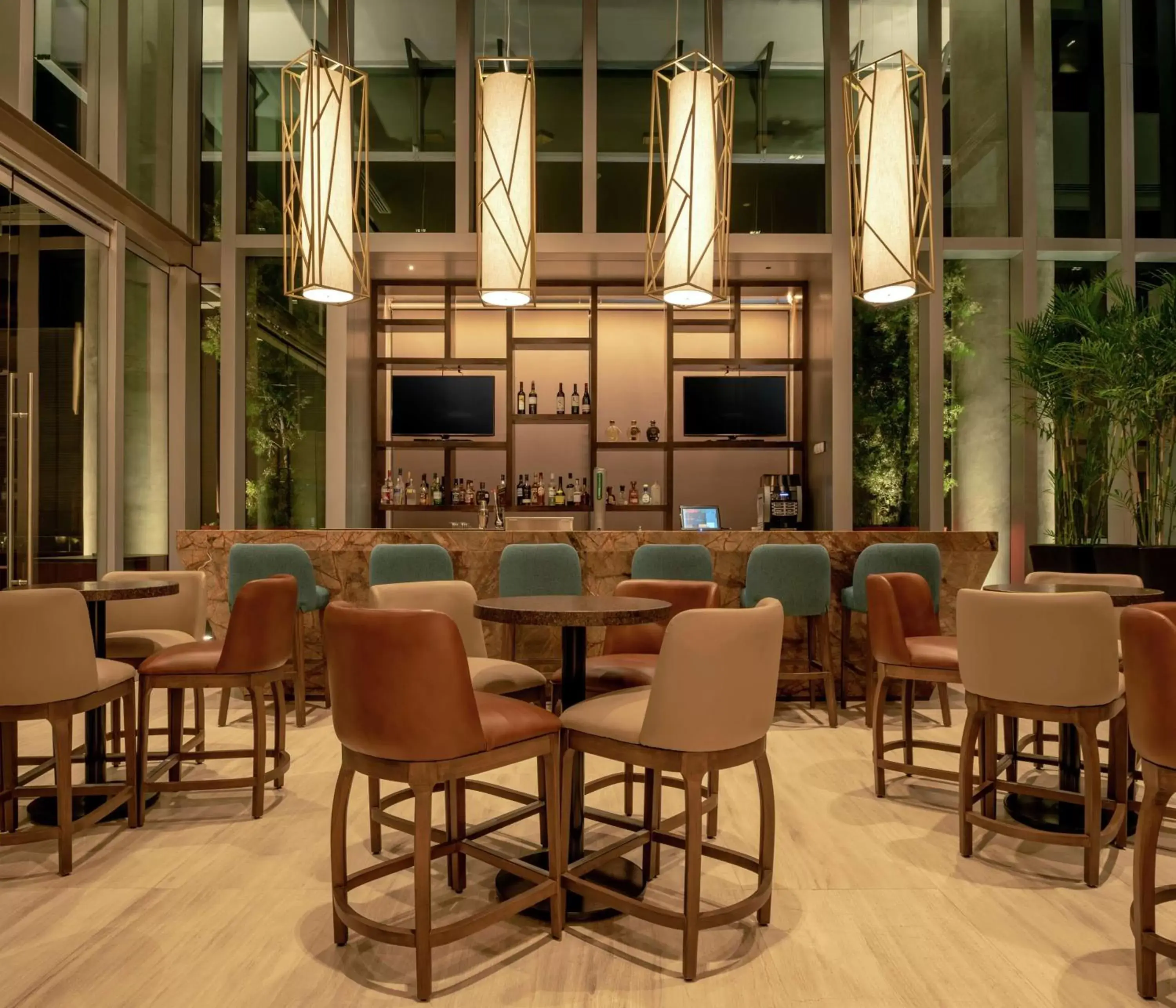 Lounge or bar, Restaurant/Places to Eat in Hilton Garden Inn Chihuahua