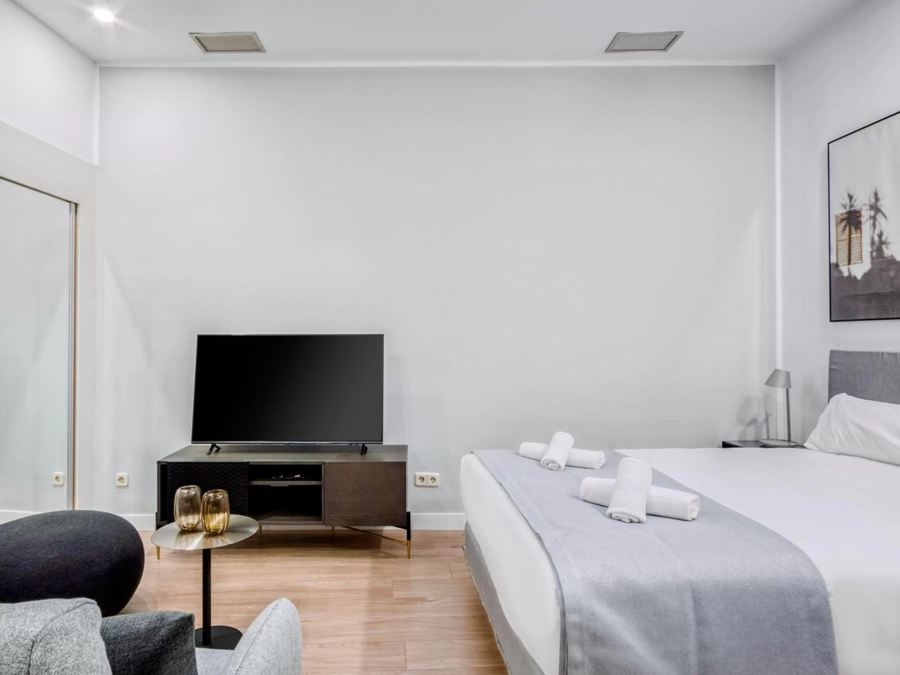 Bed in Limehome Madrid Calle de Don Ramón de la Cruz