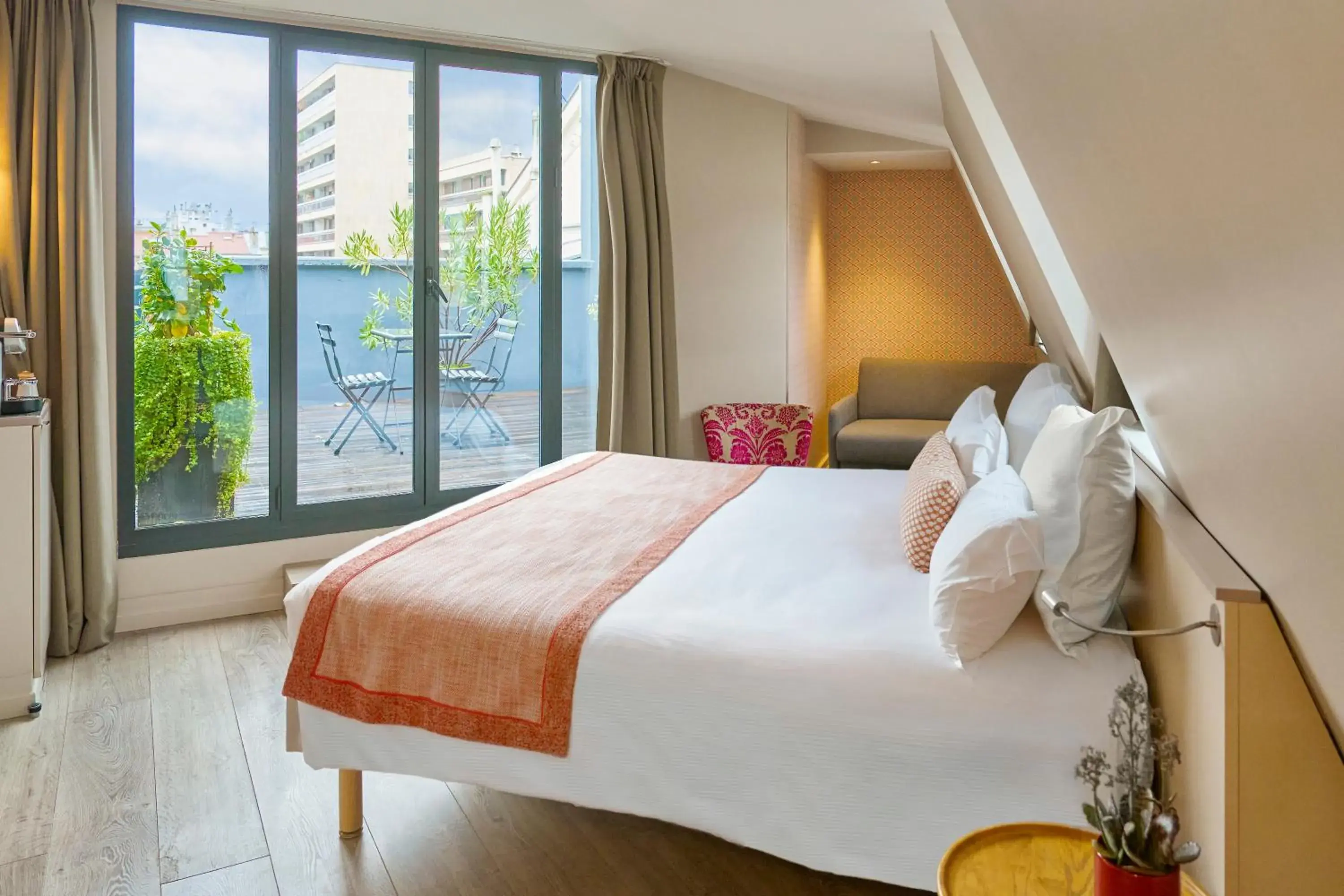 Bedroom, Bed in Hotel Vic Eiffel