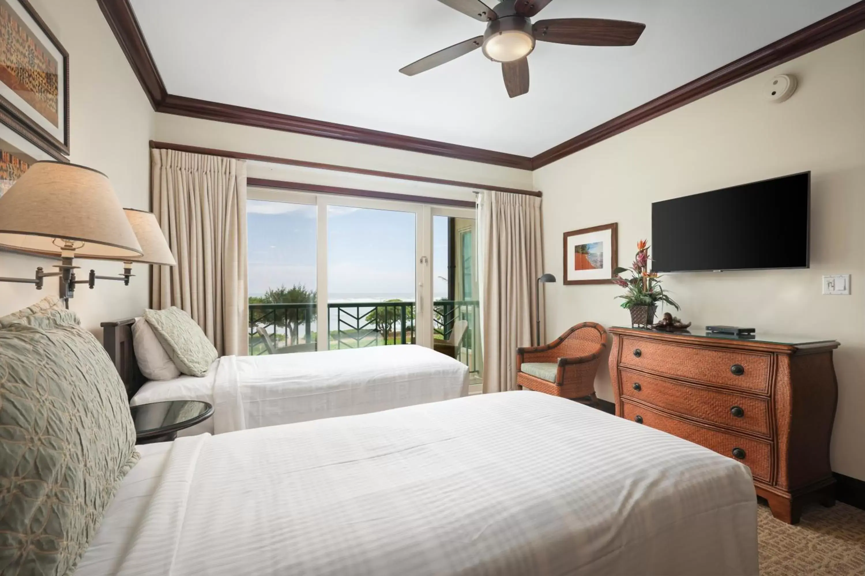 TV and multimedia, Bed in Waipouli Beach Resort & Spa Kauai By Outrigger