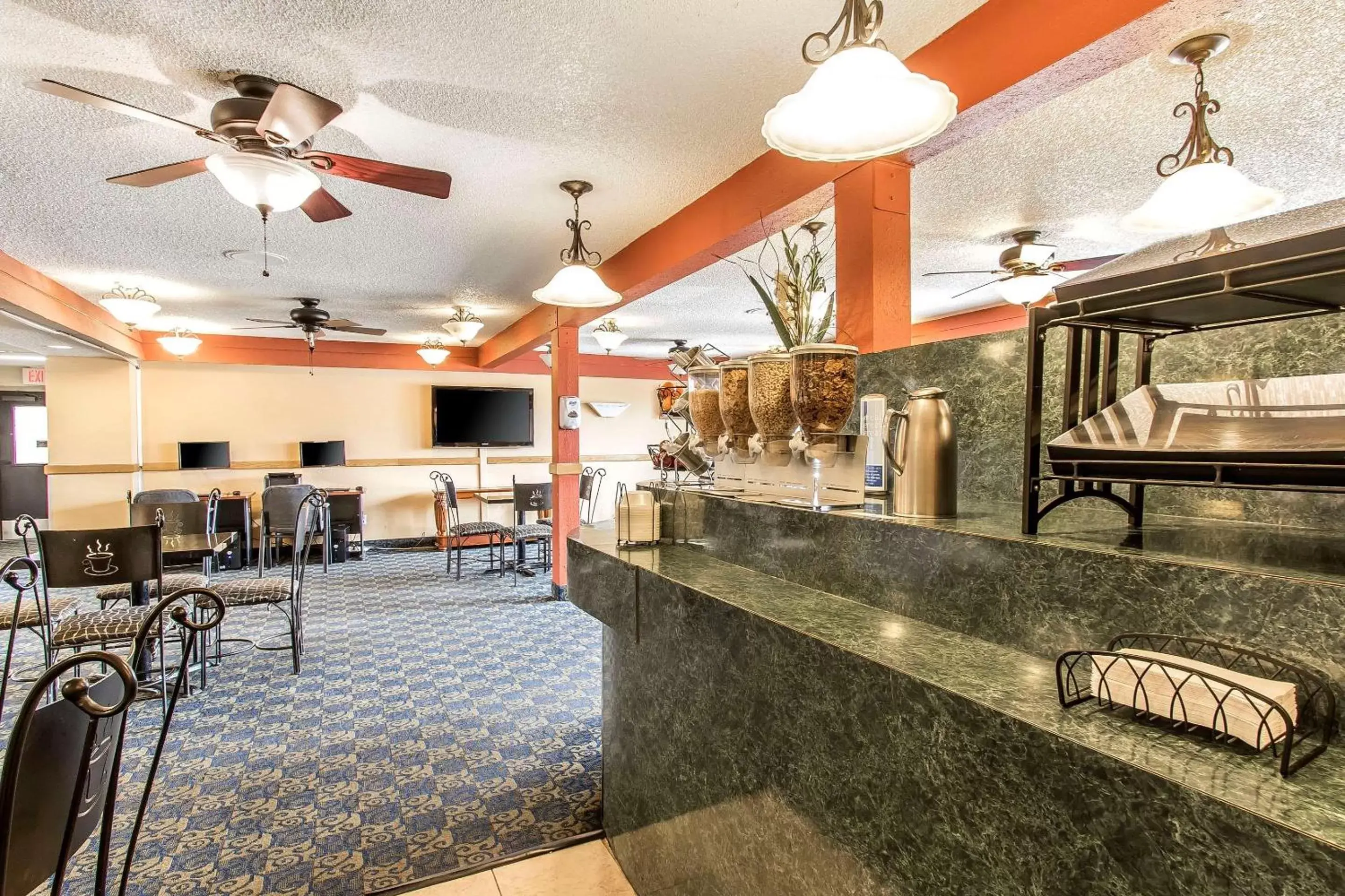 Restaurant/Places to Eat in Econo Lodge Inn & Suites Clinton