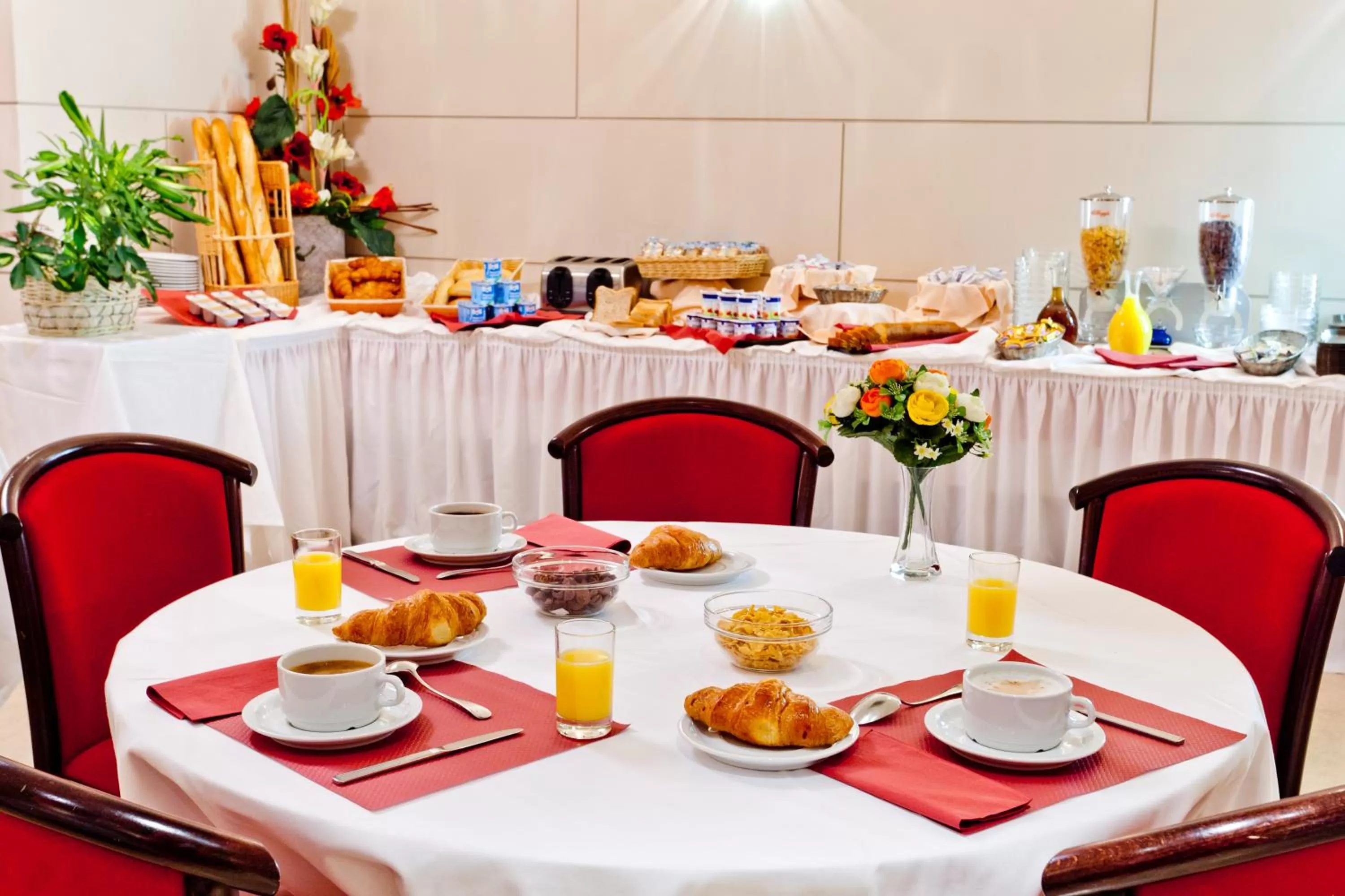 Restaurant/places to eat in Hôtel Continental