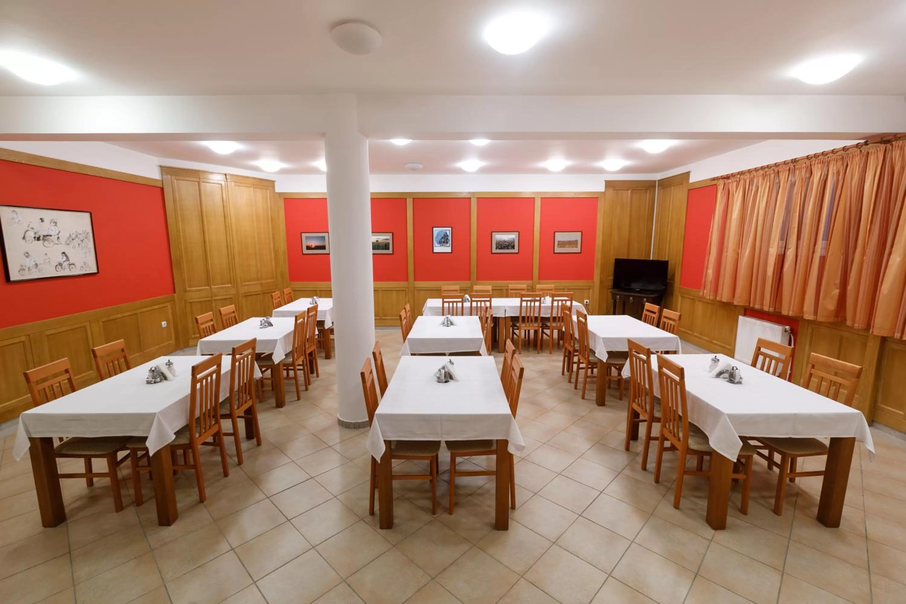 Dining area in Art Garni Hotel