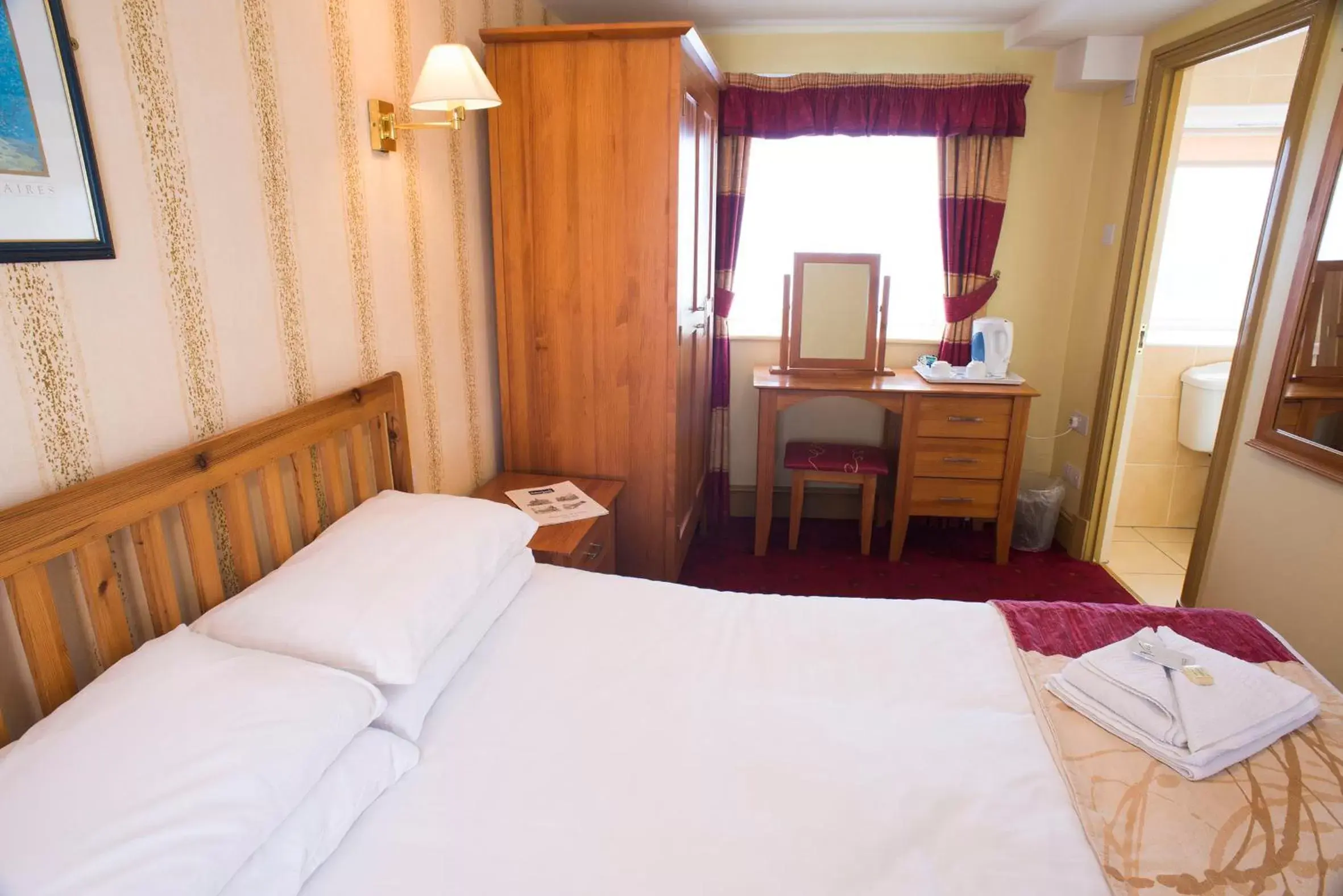 Bedroom, Bed in The Highwayman Inn