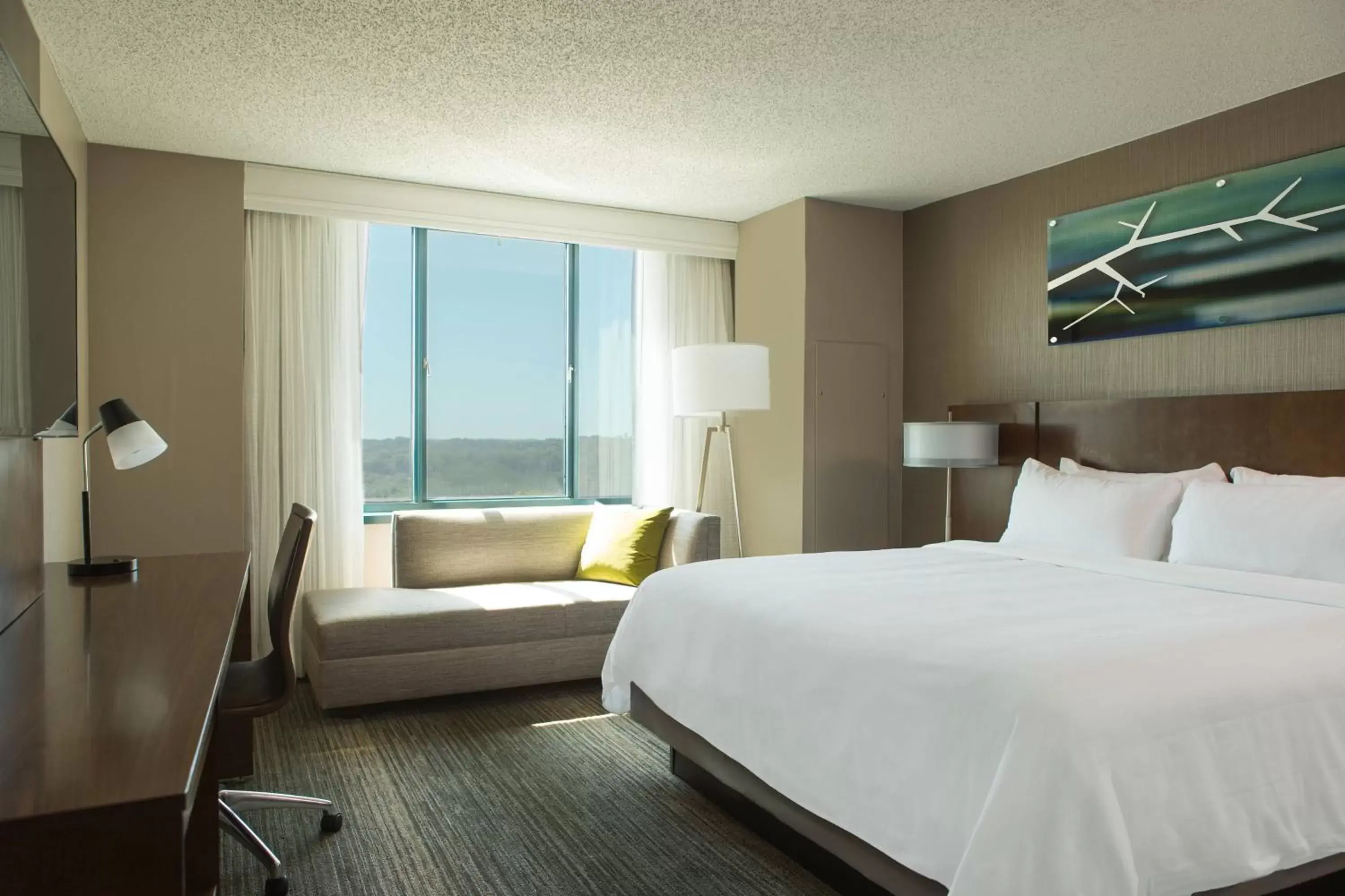 Photo of the whole room, Bed in Falls Church Marriott Fairview Park