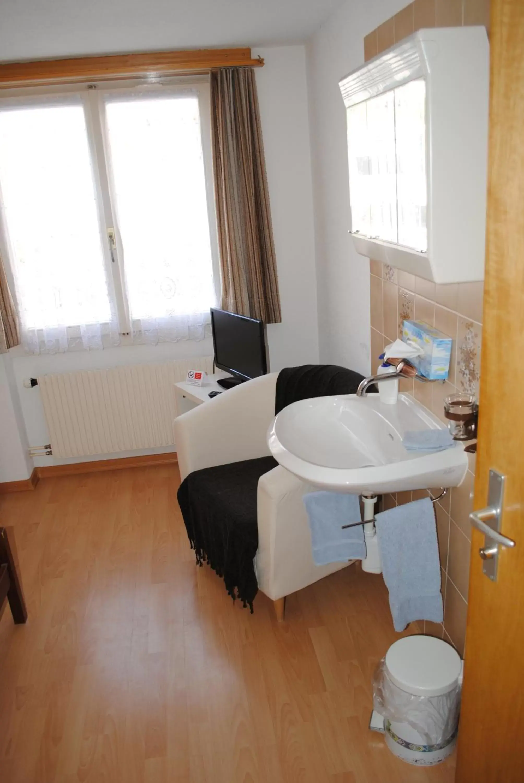 TV and multimedia, Bathroom in Hotel Weisses Kreuz
