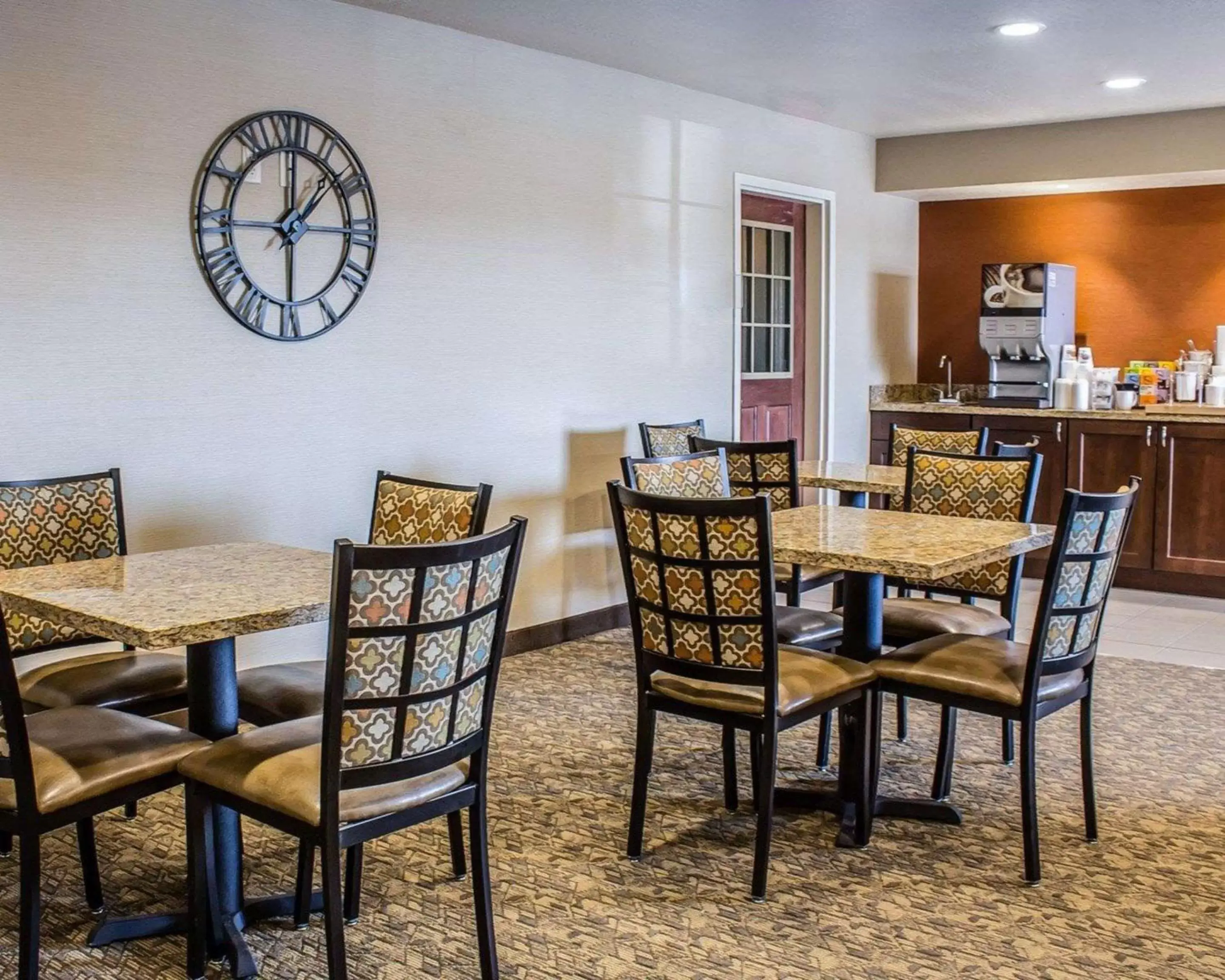 Restaurant/Places to Eat in MainStay Suites Coralville - Iowa City