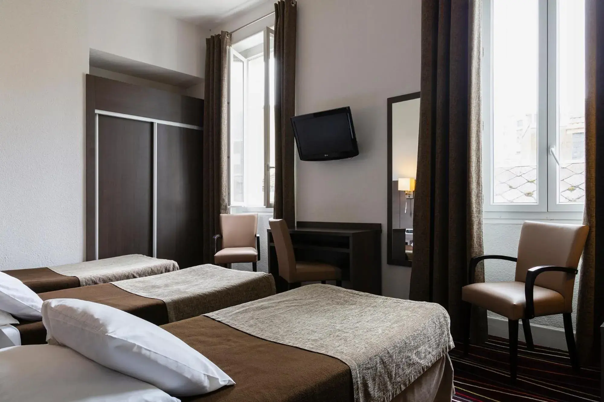 Communal lounge/ TV room, Bed in Inter Hotel Astoria-Vatican