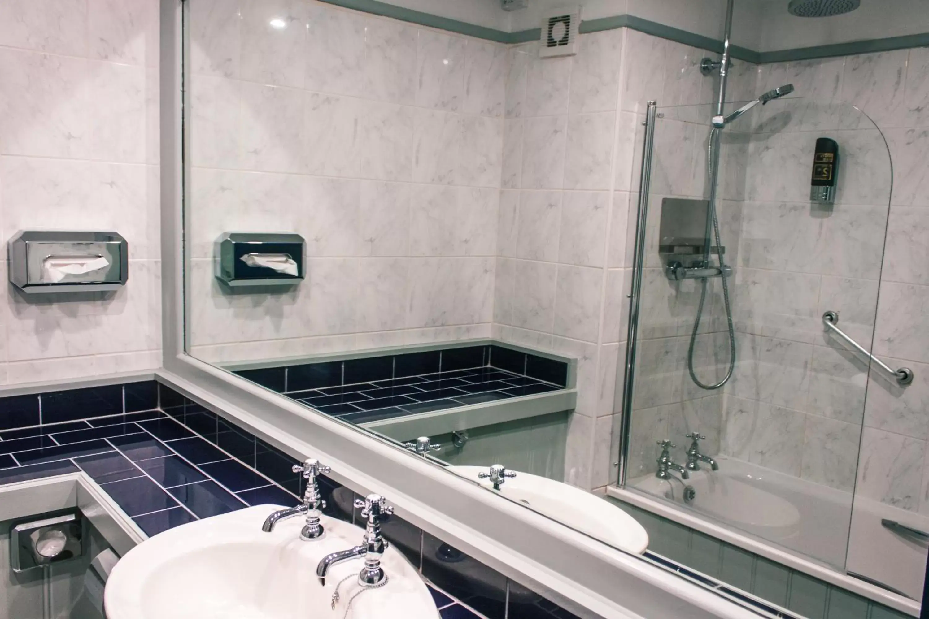 Shower, Bathroom in Hotel Imperial Dundalk