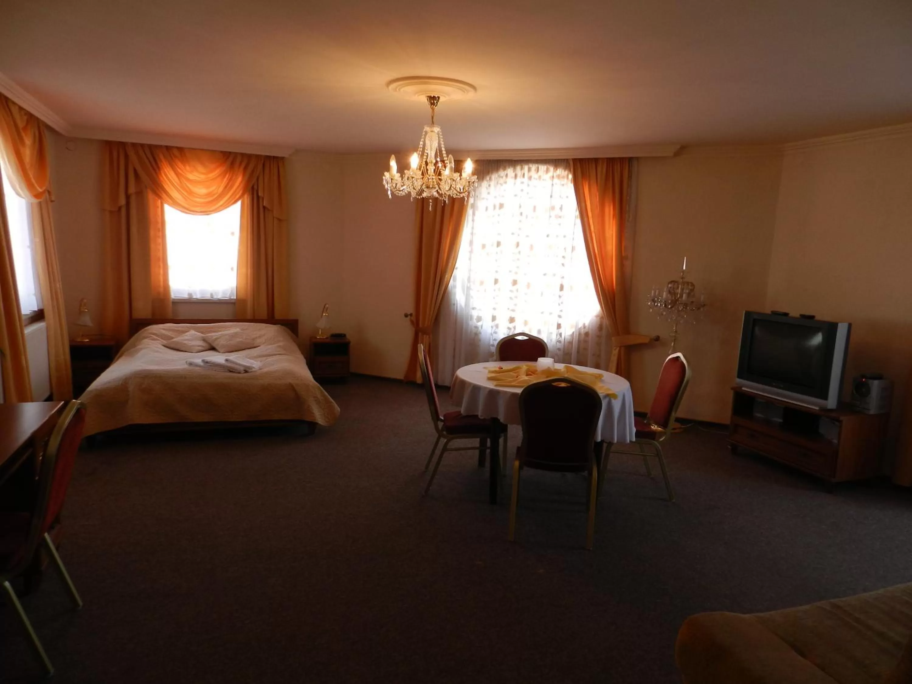 Communal lounge/ TV room, Bed in Hotel Restauracja Twist