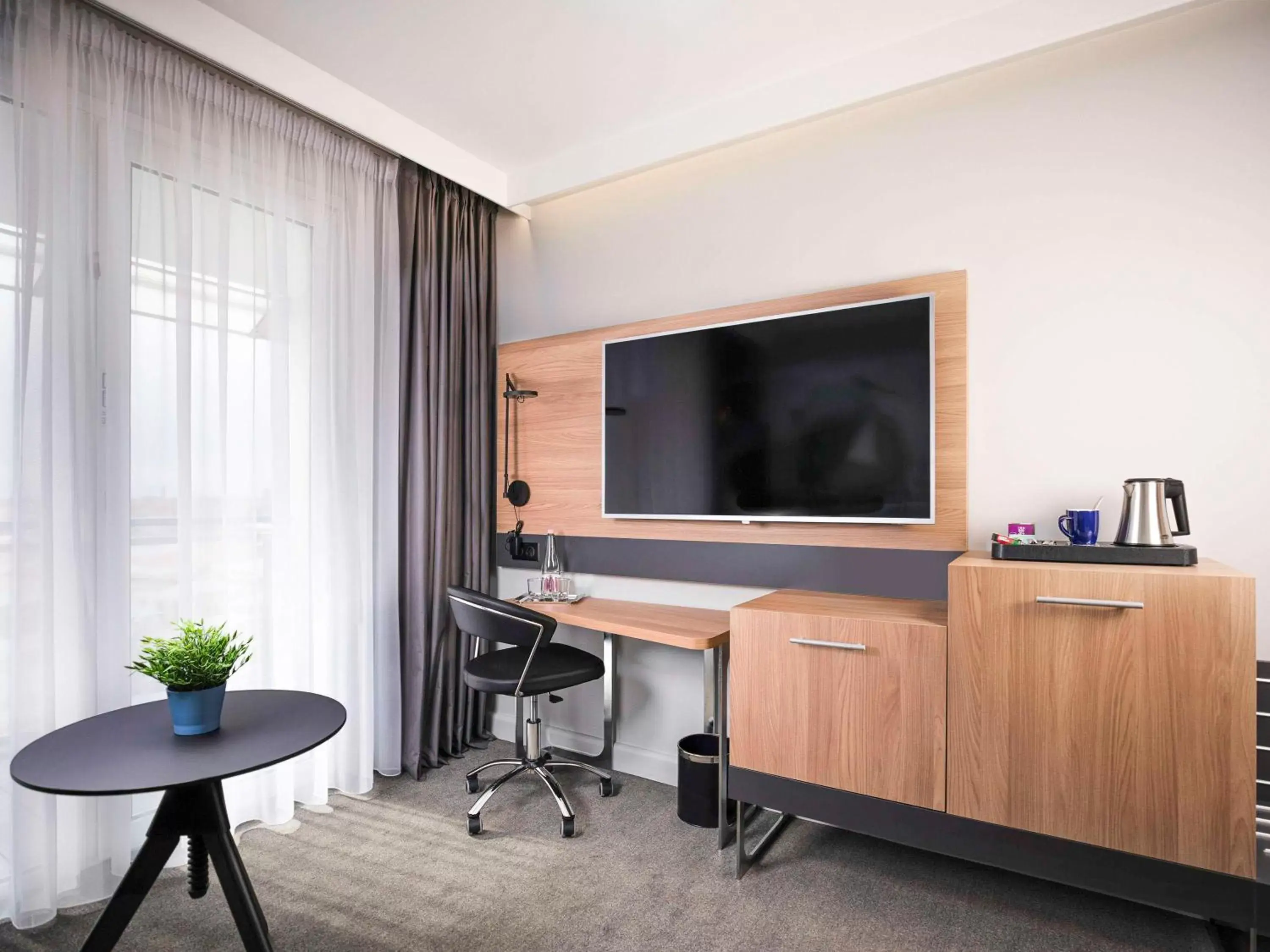 Bedroom, TV/Entertainment Center in Novotel Szeged