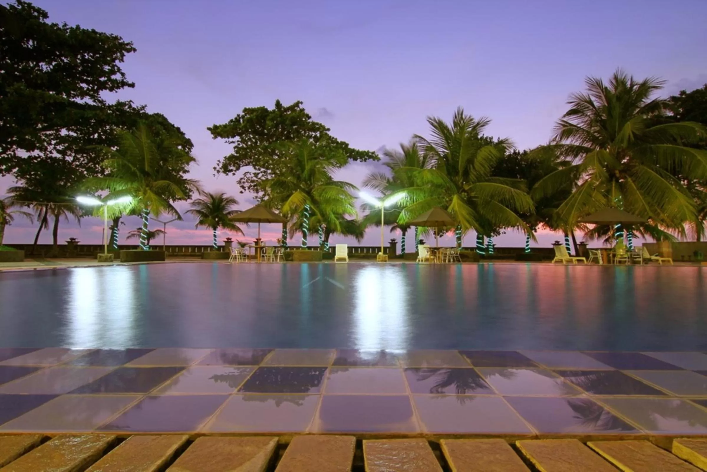 Swimming pool in Pangeran Beach Hotel