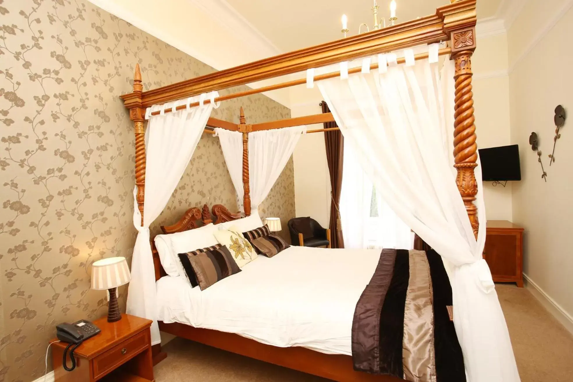 Bed in Best Western Woodlands Hotel