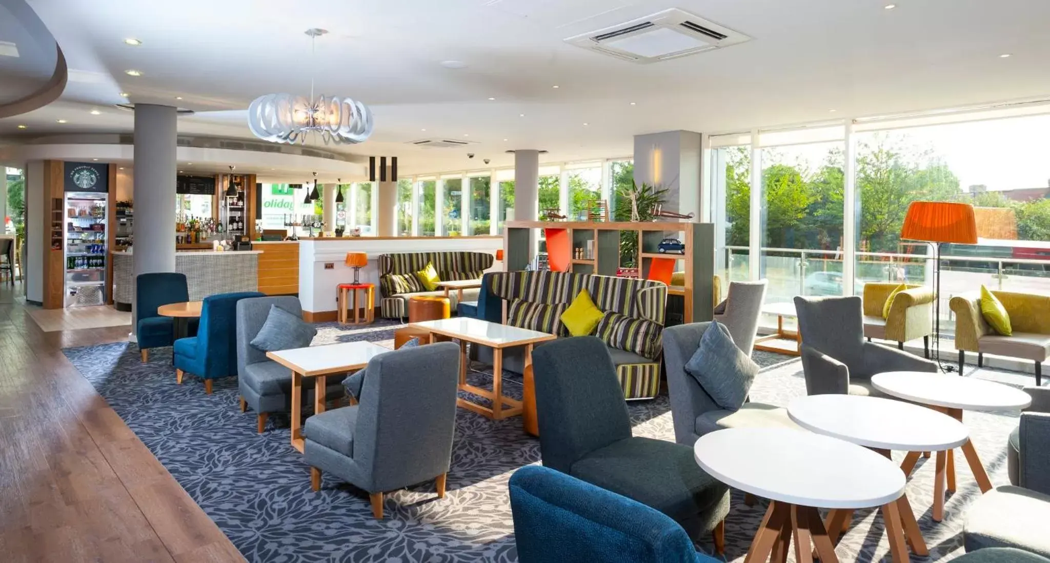 Lounge or bar, Restaurant/Places to Eat in Holiday Inn London West, an IHG Hotel