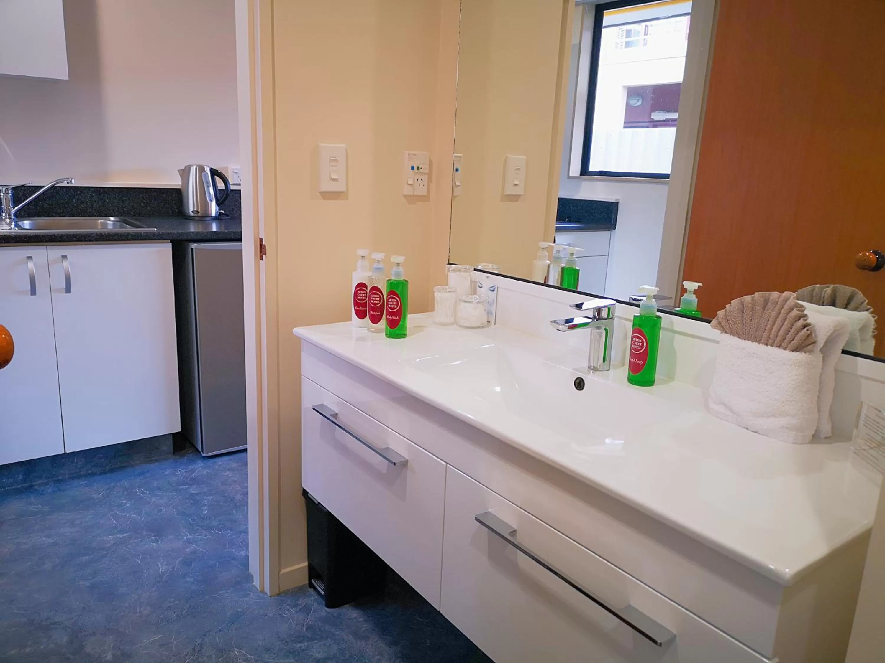 Bathroom in Aston Court Motel