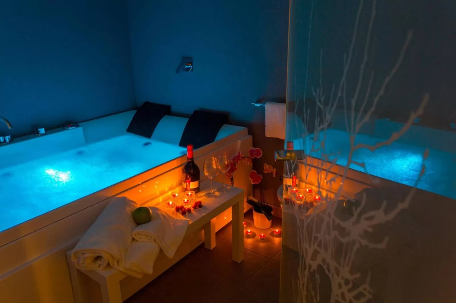 Hot Tub in ETNEA 208 LUXURY JACUZZI SUITE Catania