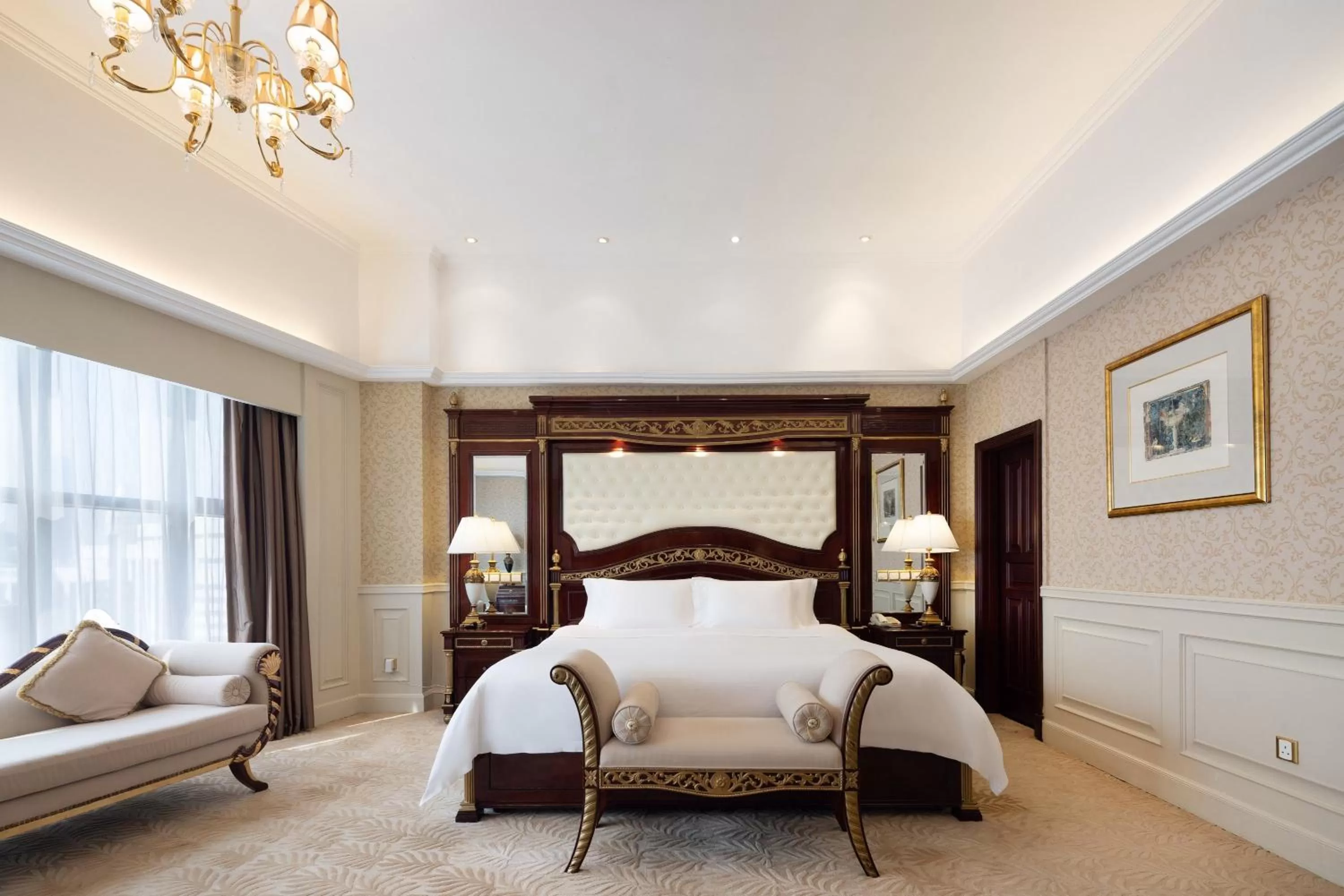 Photo of the whole room, Bed in Crowne Plaza Hotel & Suites Landmark Shenzhen, an IHG Hotel - Nearby Luohu Border, Indoor heated swimming pool, Receive RMB100 SPA coupon upon check-in