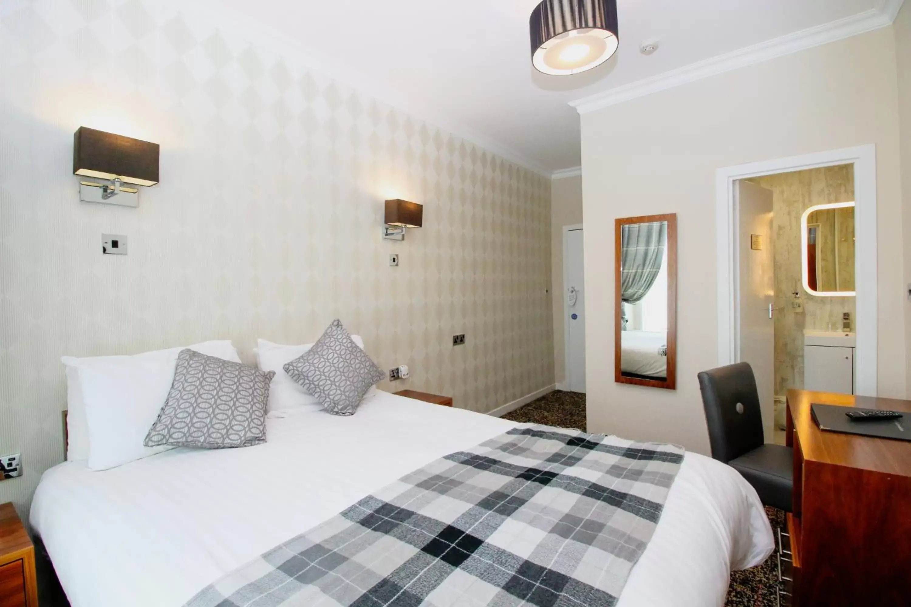 Bed in Kelvingrove Hotel - Sauchiehall St