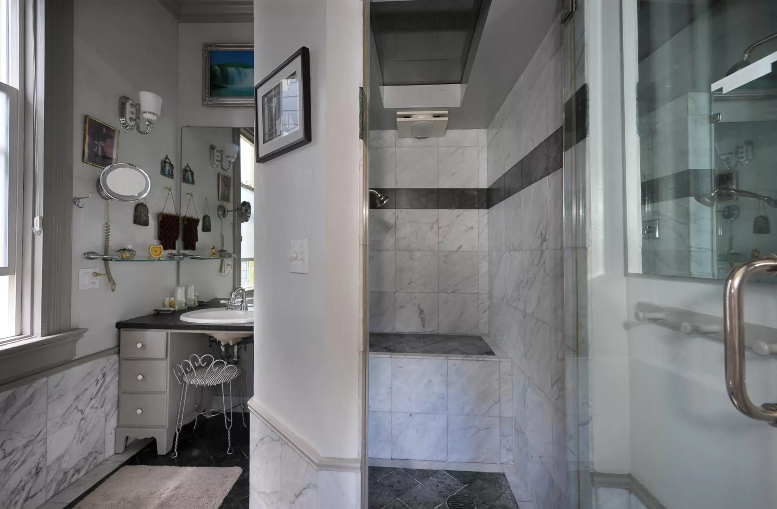 Bathroom, Kitchen/Kitchenette in Noe's Nest Bed and Breakfast