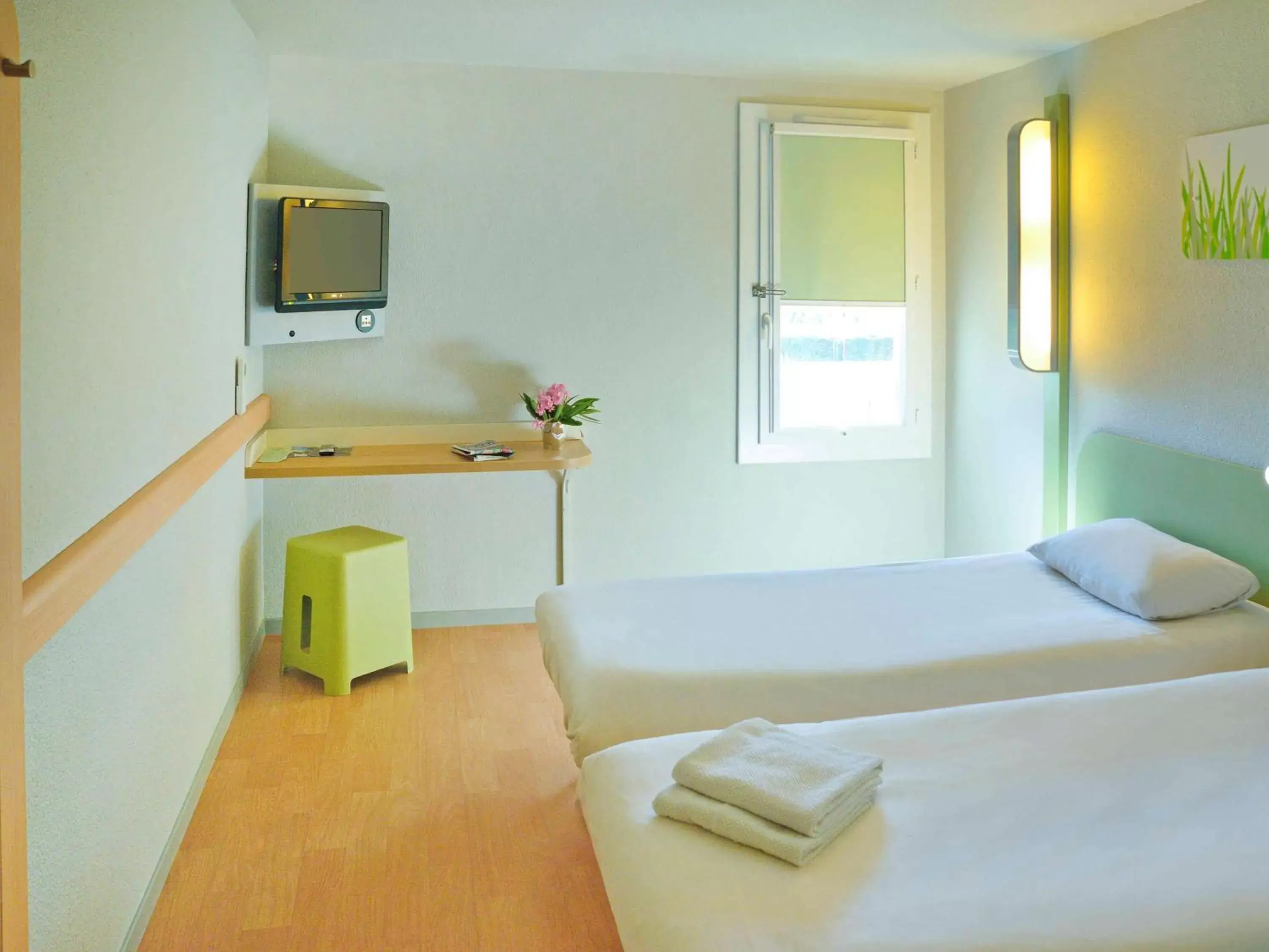Photo of the whole room, Bed in Ibis Budget Bollene
