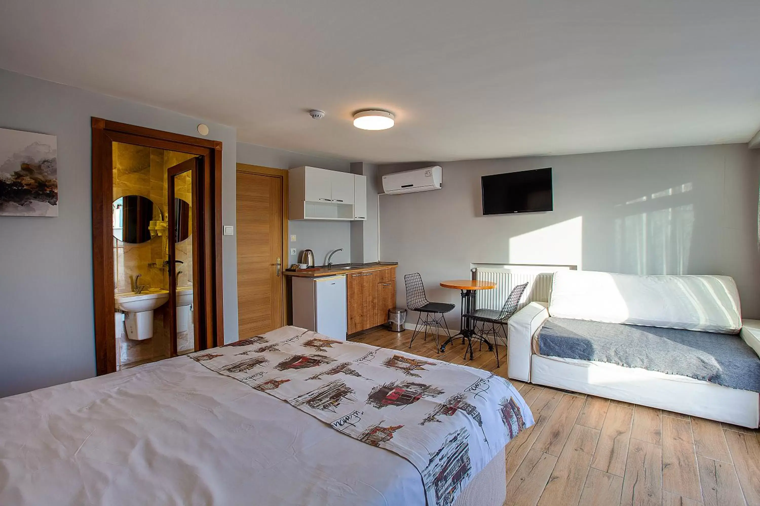 Photo of the whole room, Bed in Pera Sultan Suit Photo of the whole room, Bed in Pera Sultan Suit