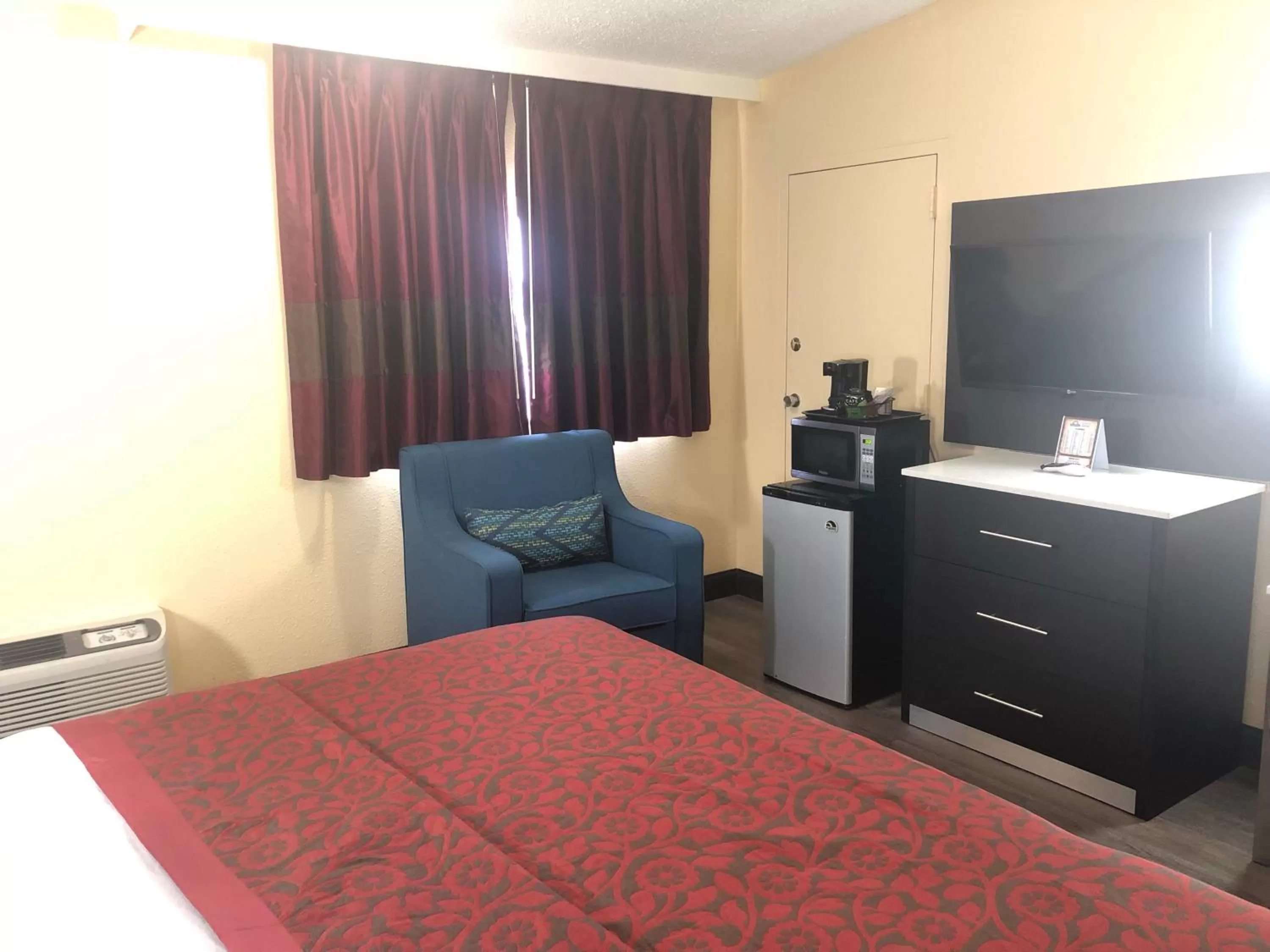 Bedroom, Bed in Days Inn by Wyndham Grove City Columbus South