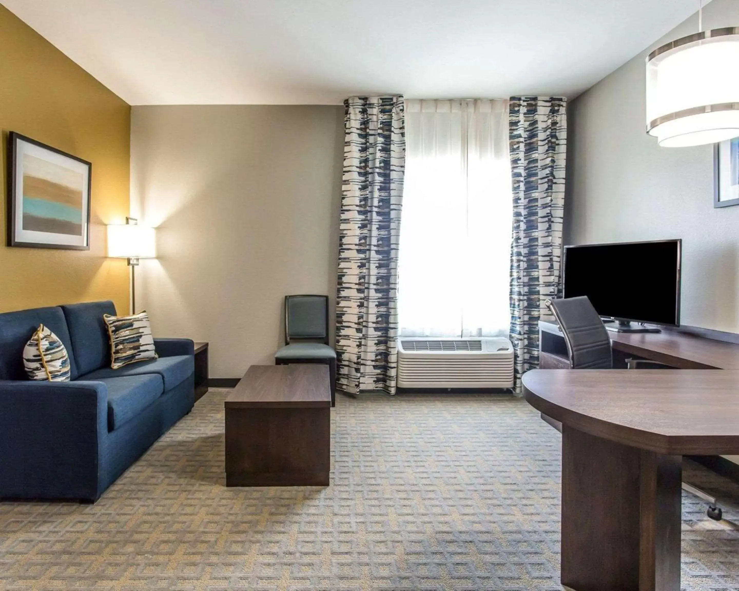 Bedroom, Seating Area in MainStay Suites Midland