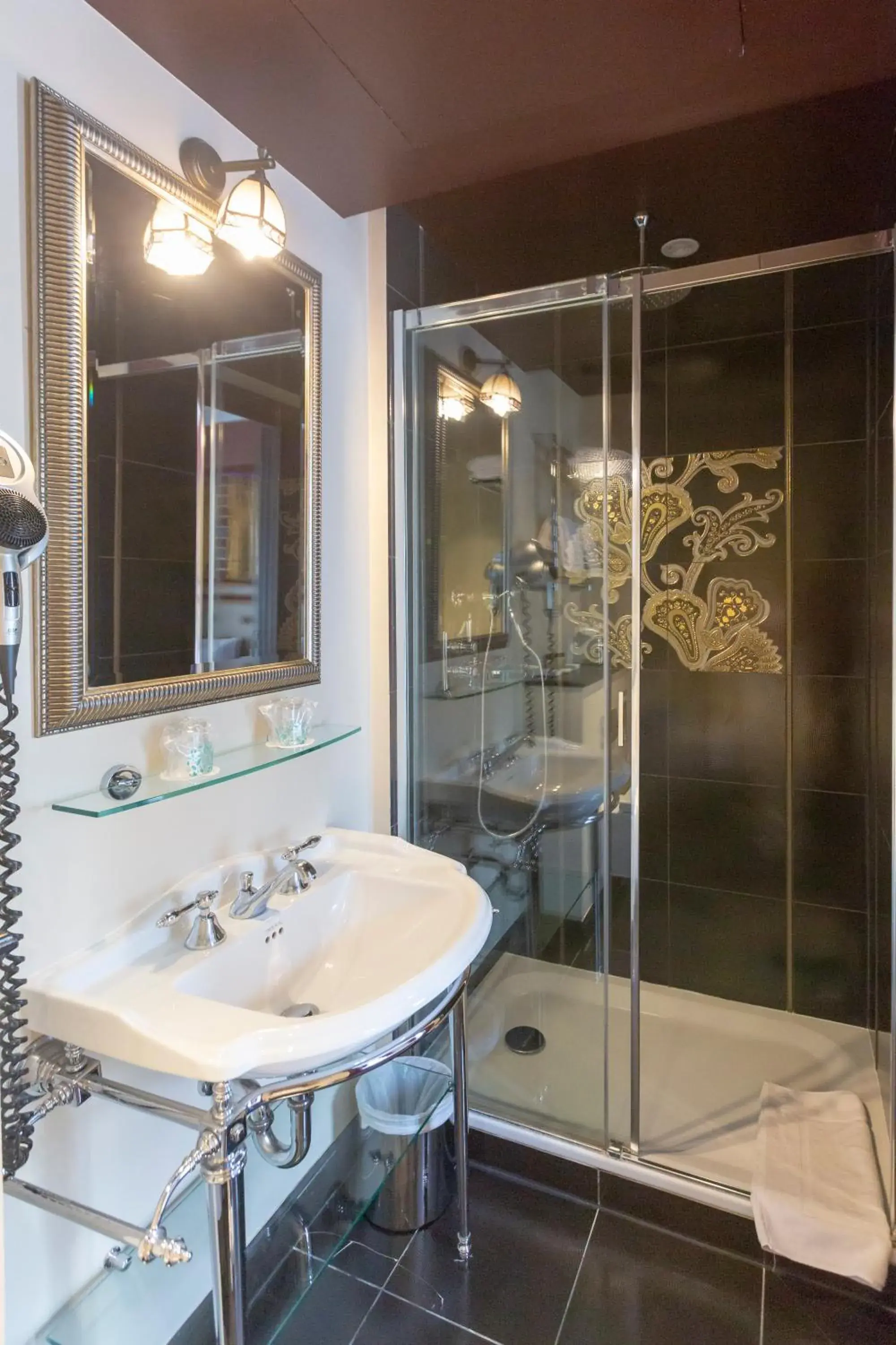 Shower, Bathroom in Hotel Du Beaumont