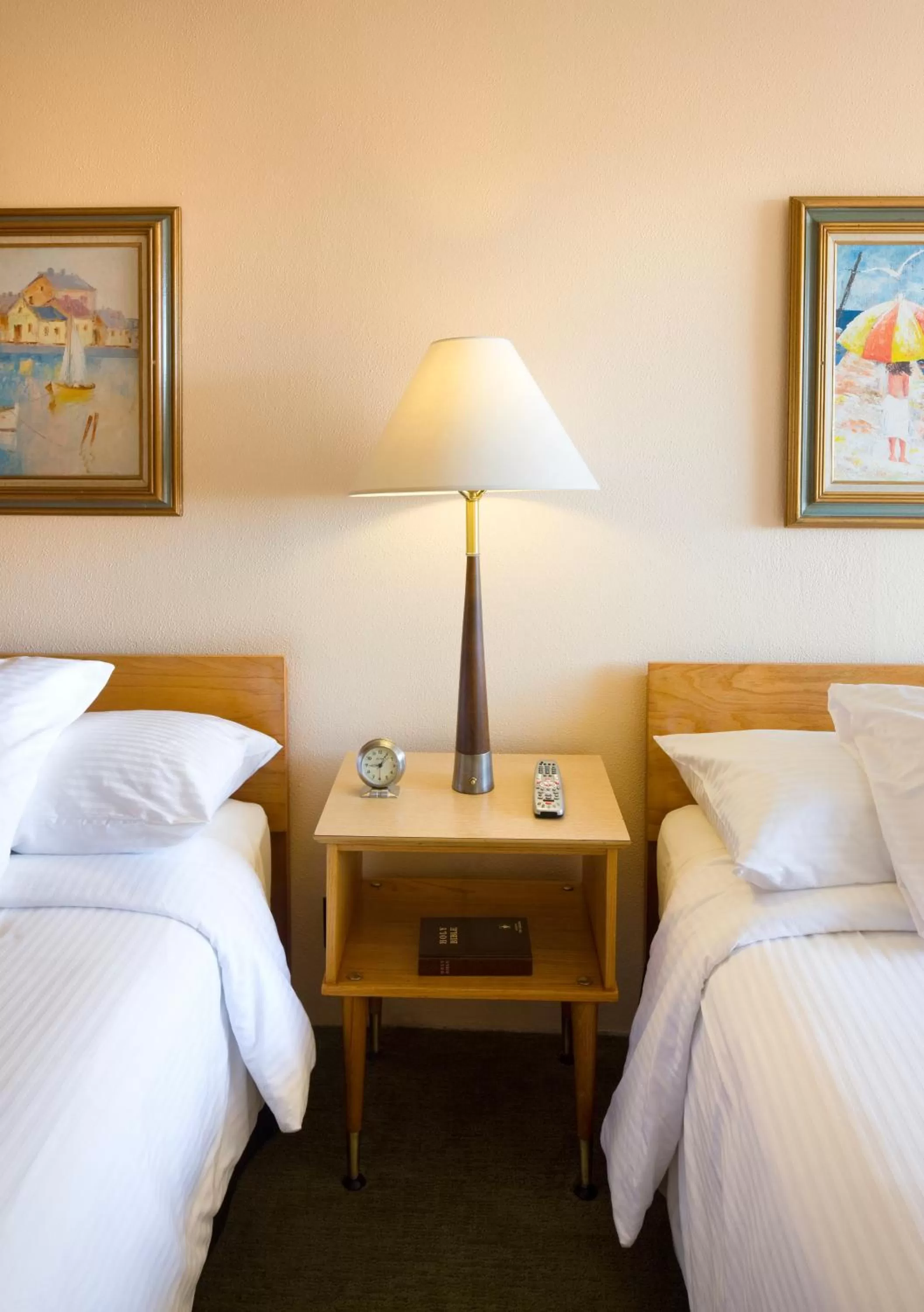 Photo of the whole room, Bed in Sunset Motel Moriarty