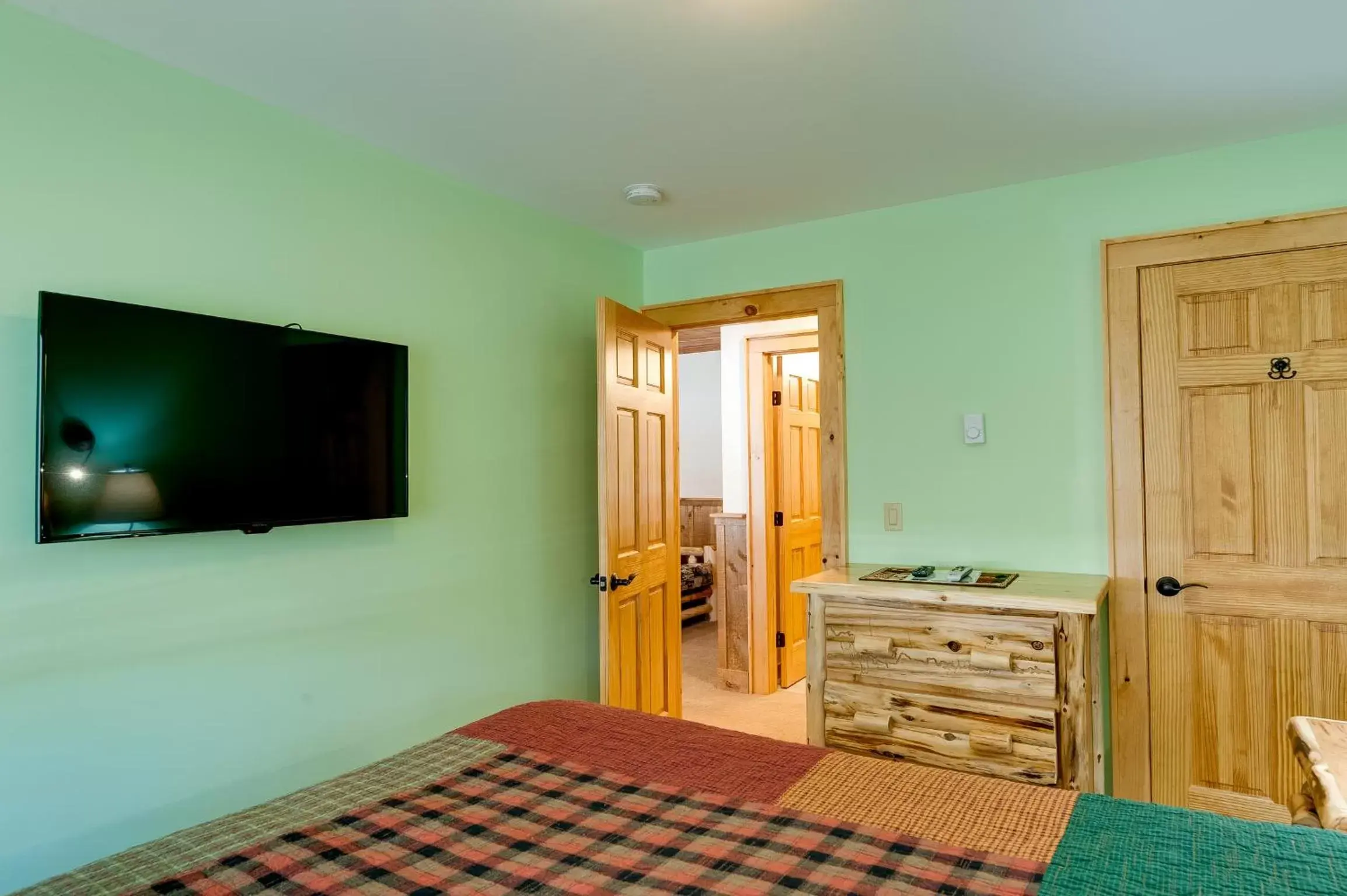 Bedroom, TV/Entertainment Center in Cobble Mountain Lodge