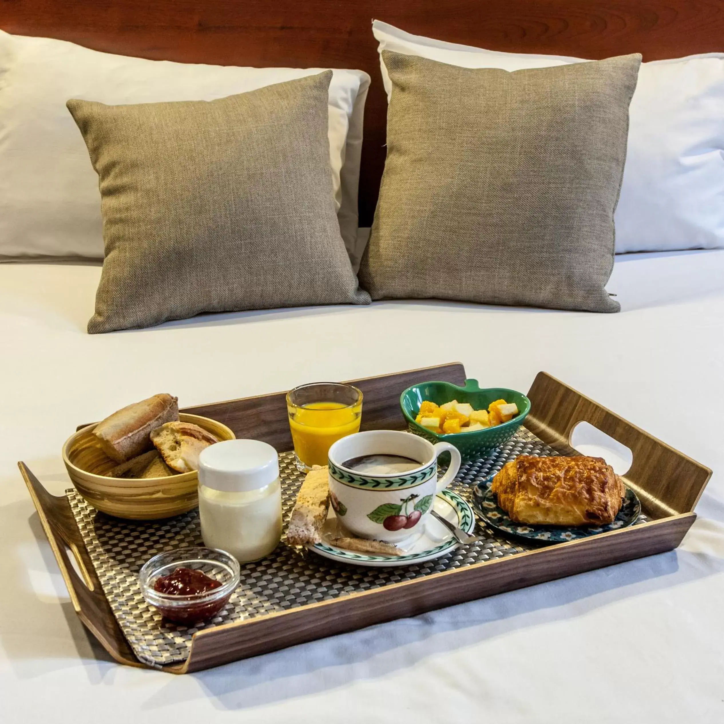 Breakfast in Grand Hotel De La Poste - Lyon Sud - Vienne Breakfast in Grand Hotel De La Poste - Lyon Sud - Vienne