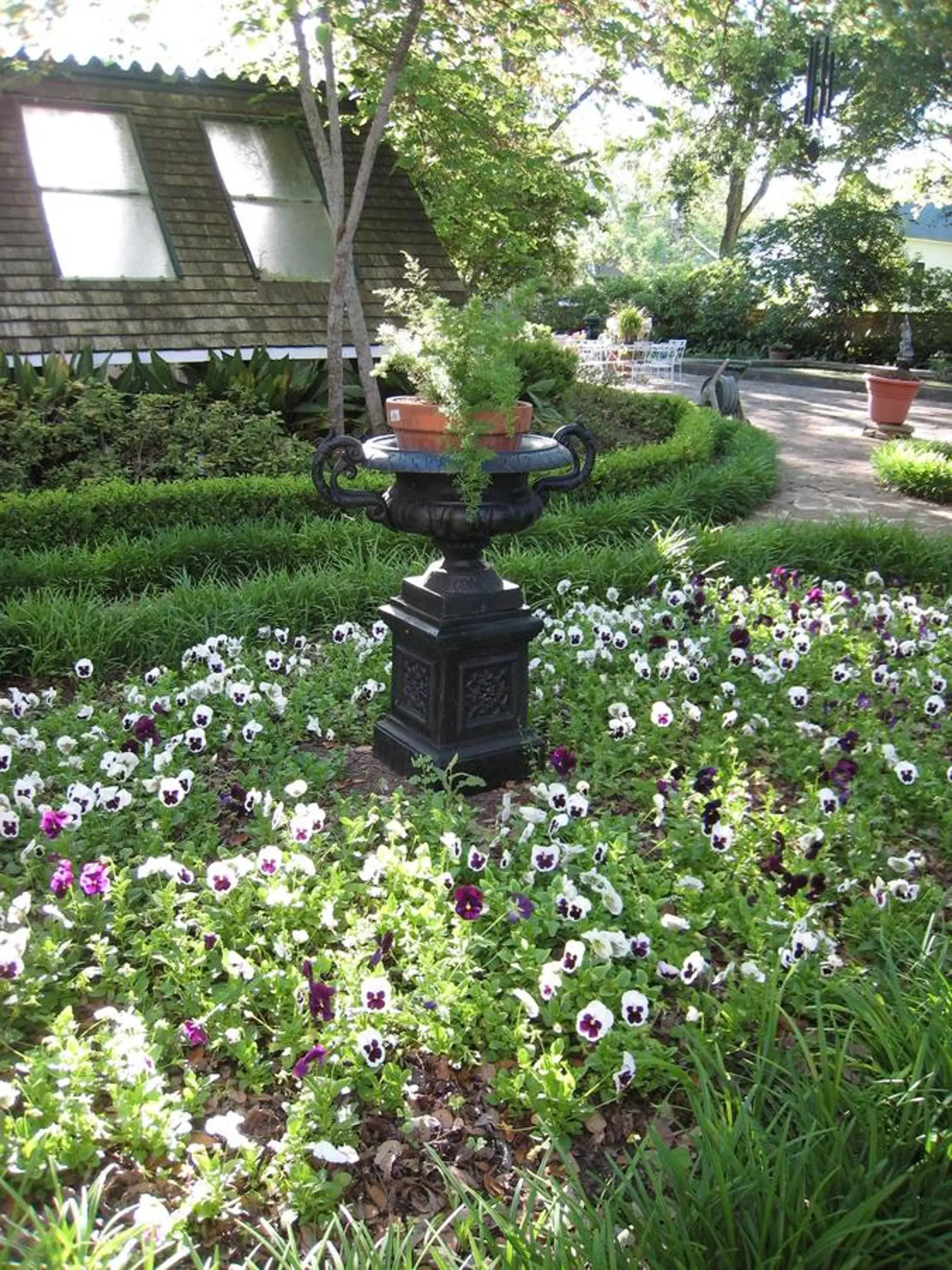 Garden in Belle Oaks Inn